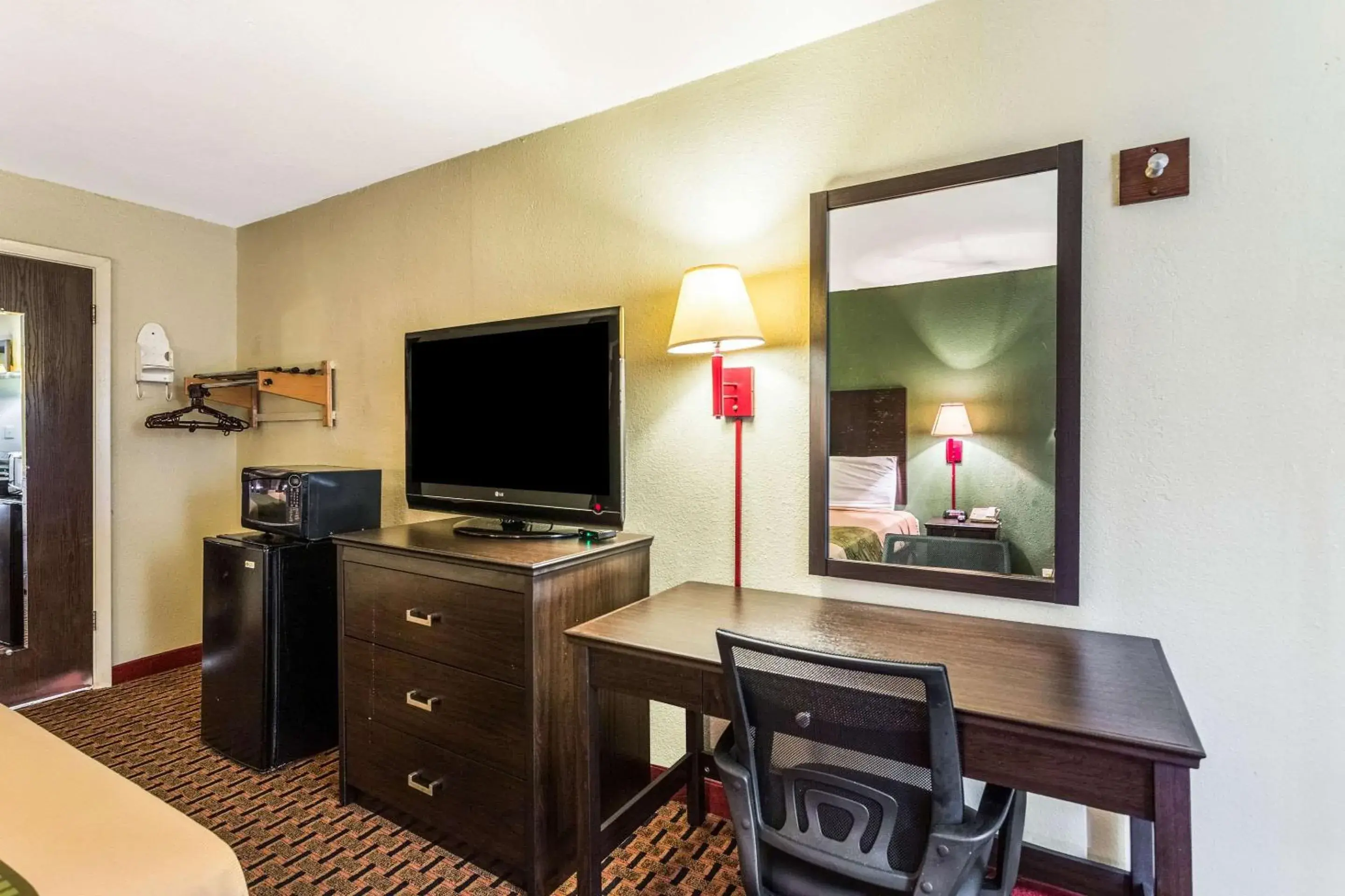 Photo of the whole room, TV/Entertainment Center in Econo Lodge - Oxmoor