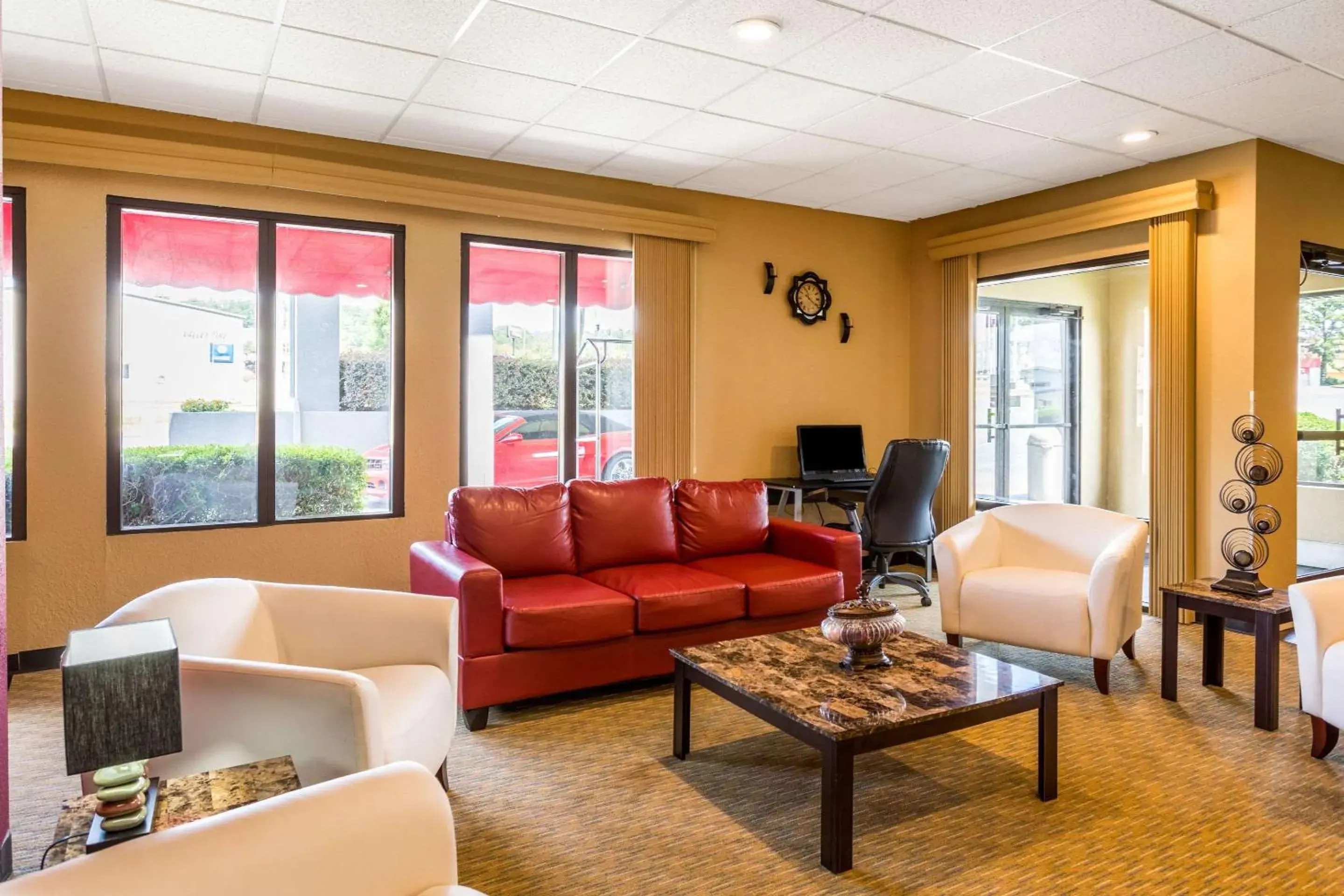 Lobby or reception, Seating Area in Econo Lodge - Oxmoor