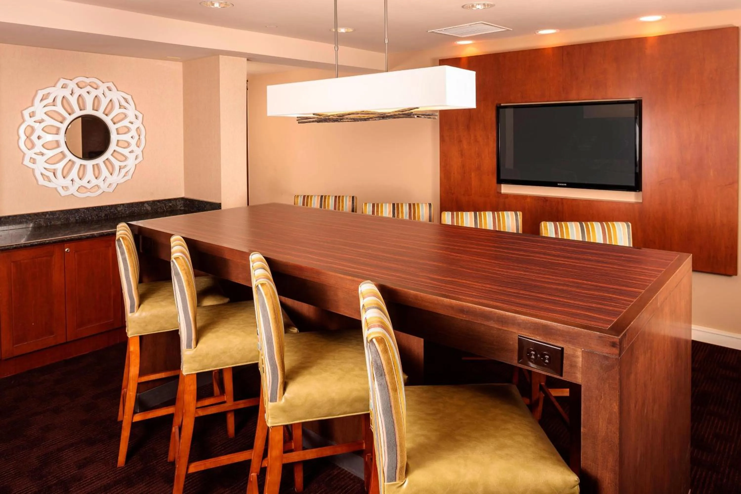 Restaurant/places to eat in Residence Inn Long Island Holtsville