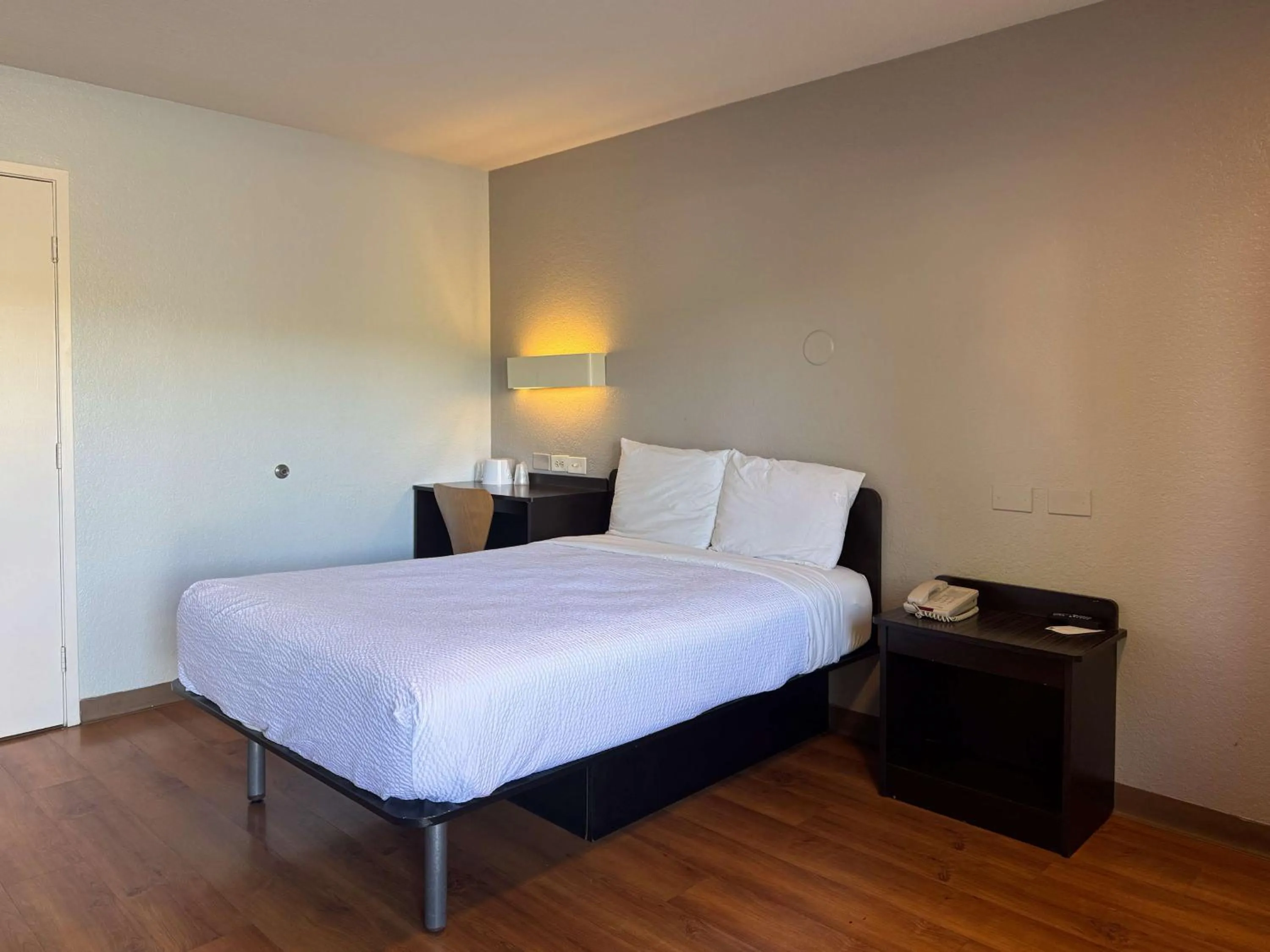 Bedroom, Bed in Motel 6-Simi Valley, CA