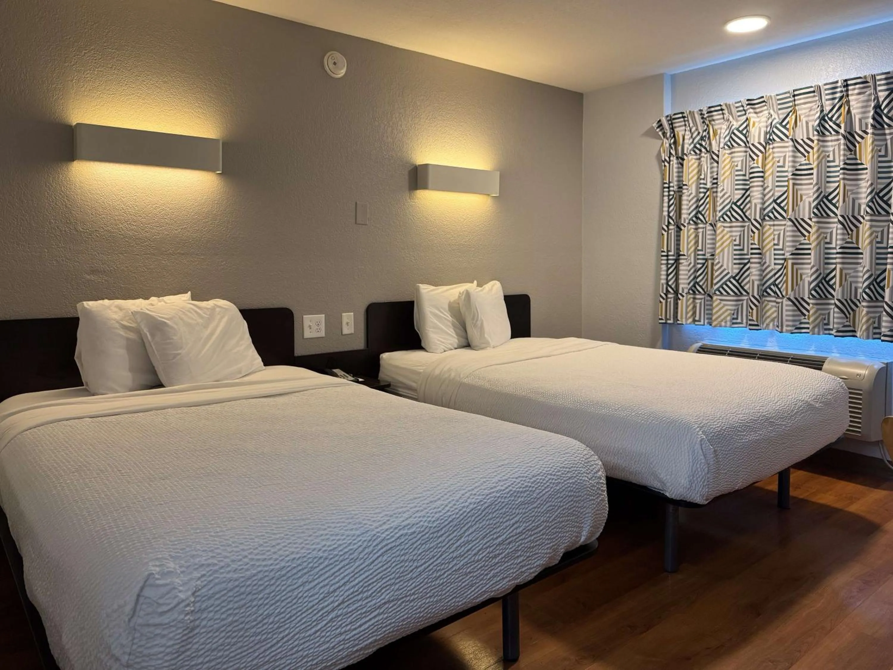 Bedroom, Bed in Motel 6-Simi Valley, CA