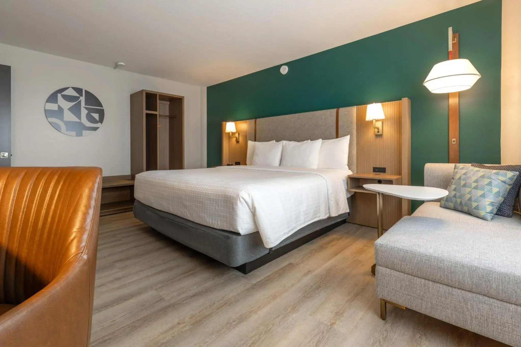 Photo of the whole room, Bed in Holiday Inn St-Jean-sur-Richelieu Congrès by IHG