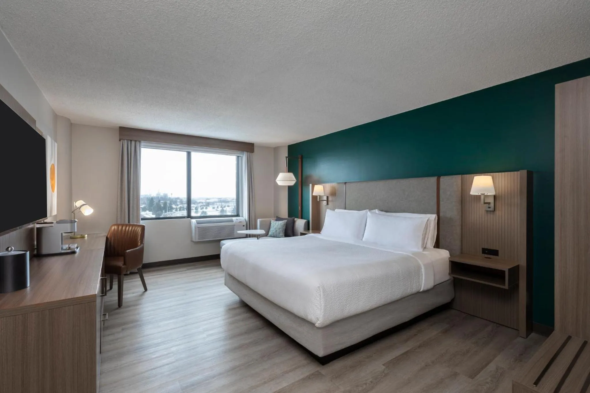 Photo of the whole room, Bed in Holiday Inn St-Jean-sur-Richelieu Congrès by IHG