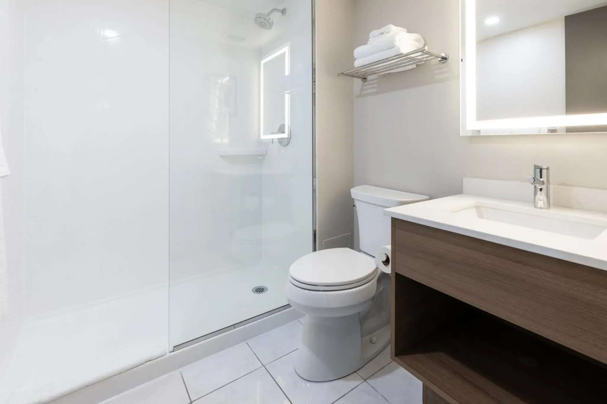 Bathroom in Holiday Inn St-Jean-sur-Richelieu Congrès by IHG Bathroom in Holiday Inn St-Jean-sur-Richelieu Congrès by IHG