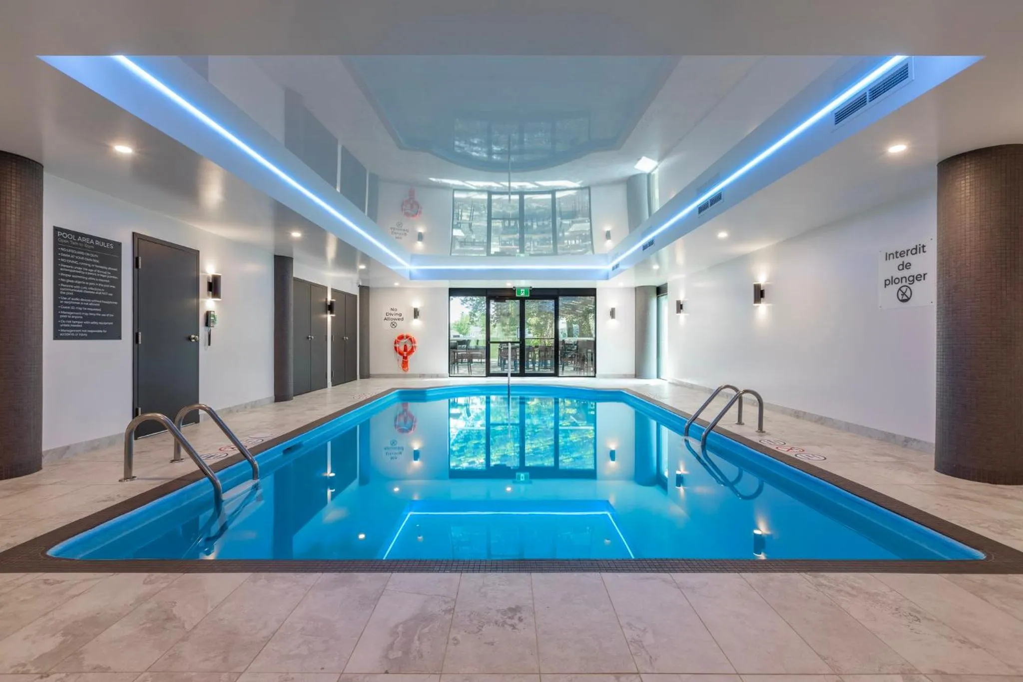 Swimming pool in Holiday Inn St-Jean-sur-Richelieu Congrès by IHG