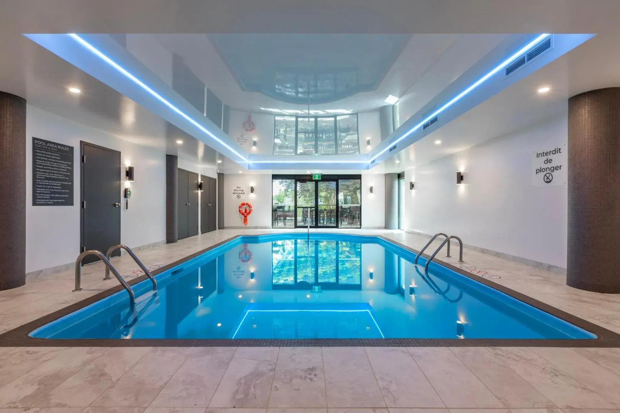 Swimming pool in Holiday Inn St-Jean-sur-Richelieu Congrès by IHG Swimming pool in Holiday Inn St-Jean-sur-Richelieu Congrès by IHG