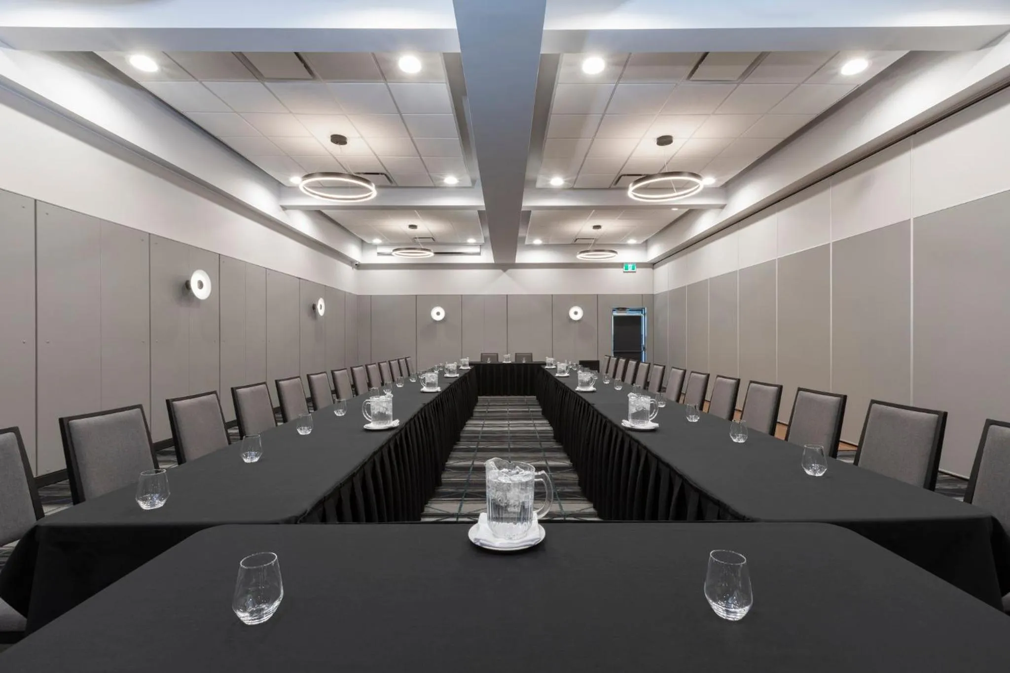 Meeting/conference room in Holiday Inn St-Jean-sur-Richelieu Congrès by IHG