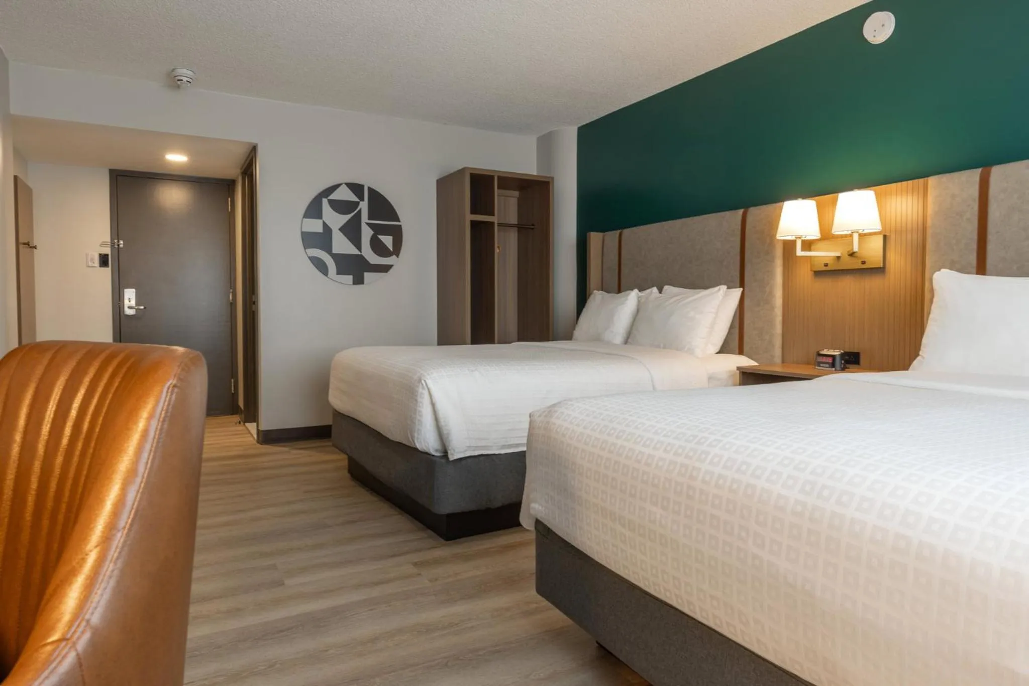 Photo of the whole room, Bed in Holiday Inn St-Jean-sur-Richelieu Congrès by IHG