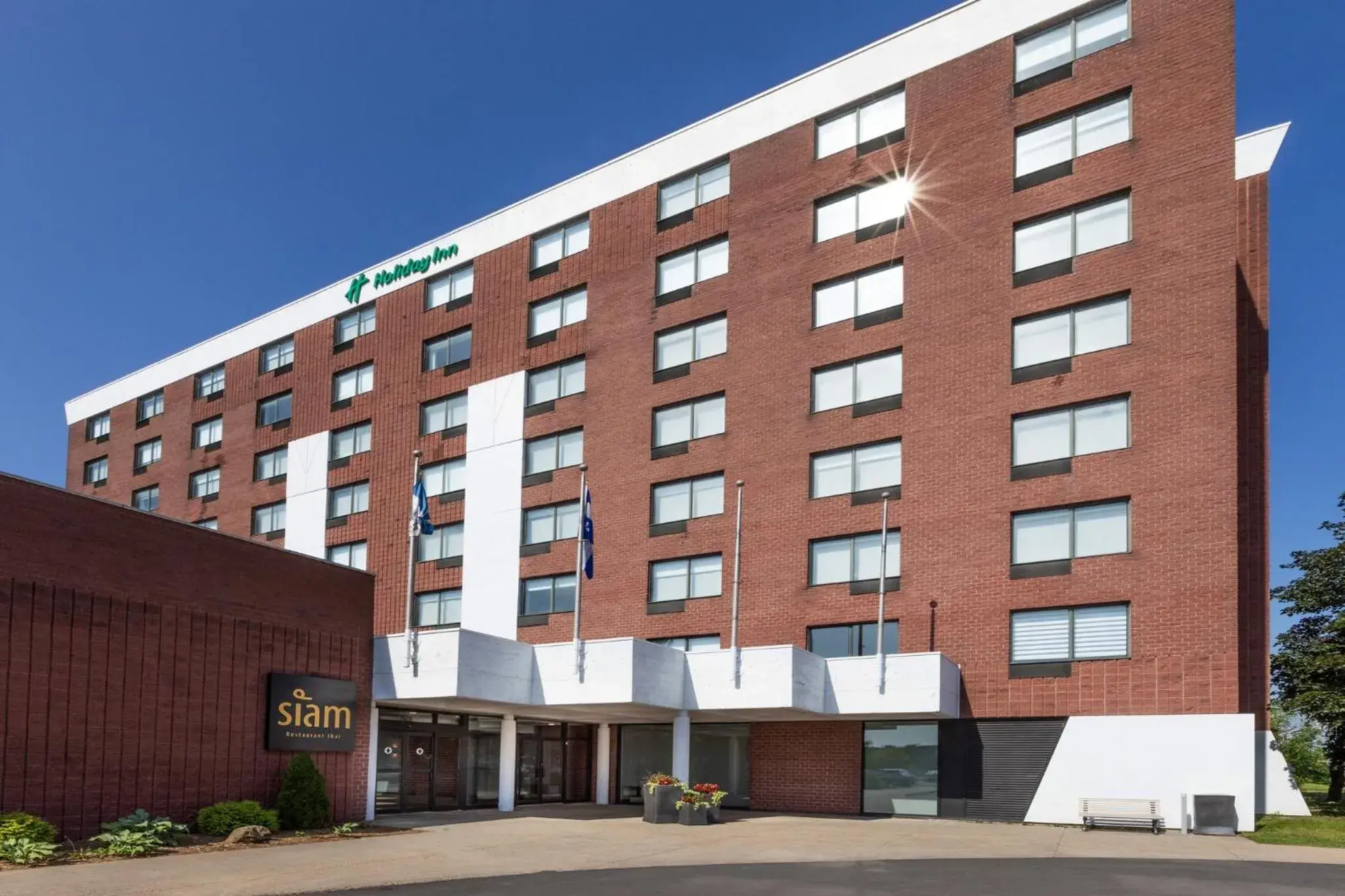 Property building in Holiday Inn St-Jean-sur-Richelieu Congrès by IHG Property building in Holiday Inn St-Jean-sur-Richelieu Congrès by IHG