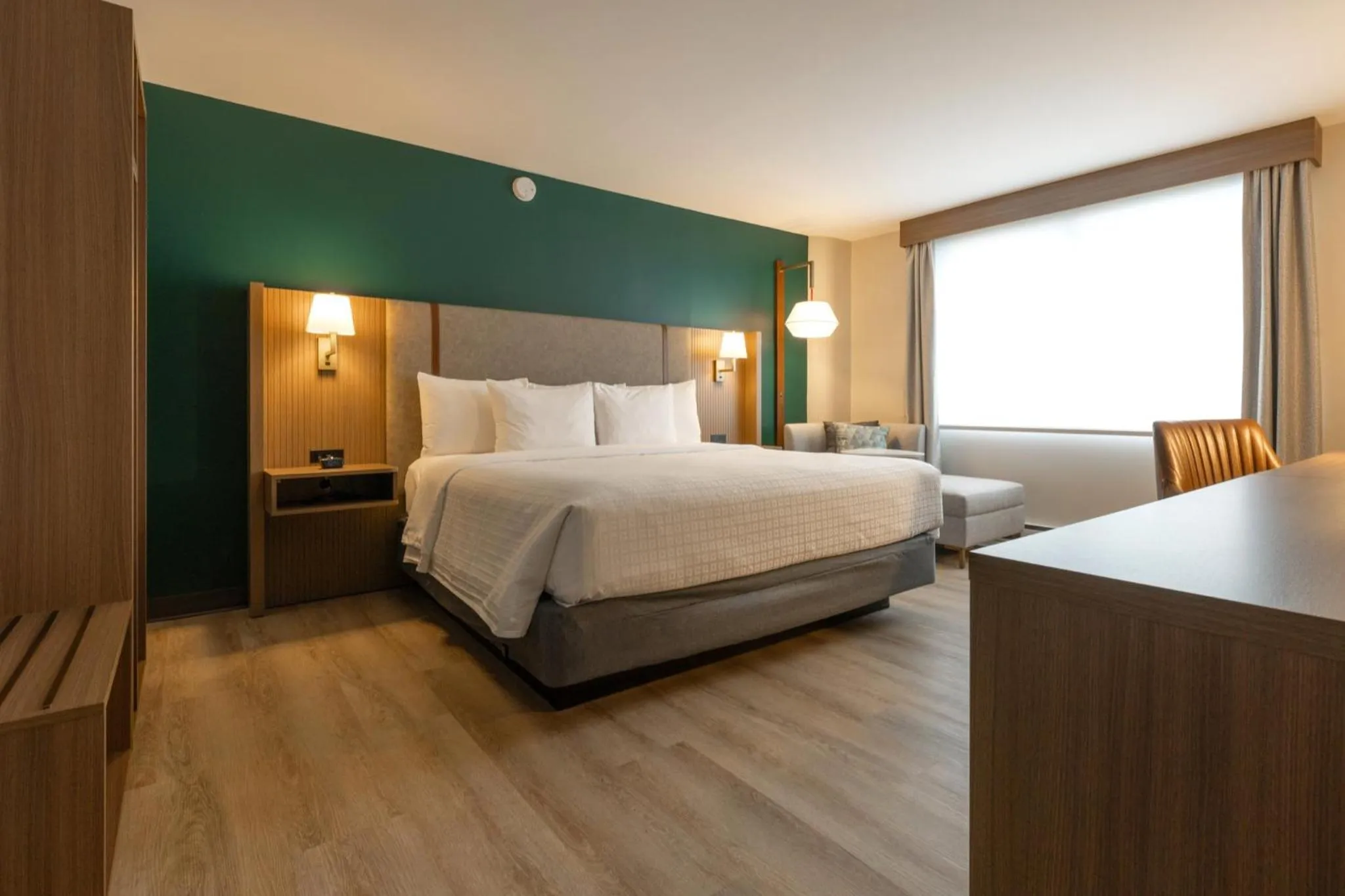 Photo of the whole room, Bed in Holiday Inn St-Jean-sur-Richelieu Congrès by IHG