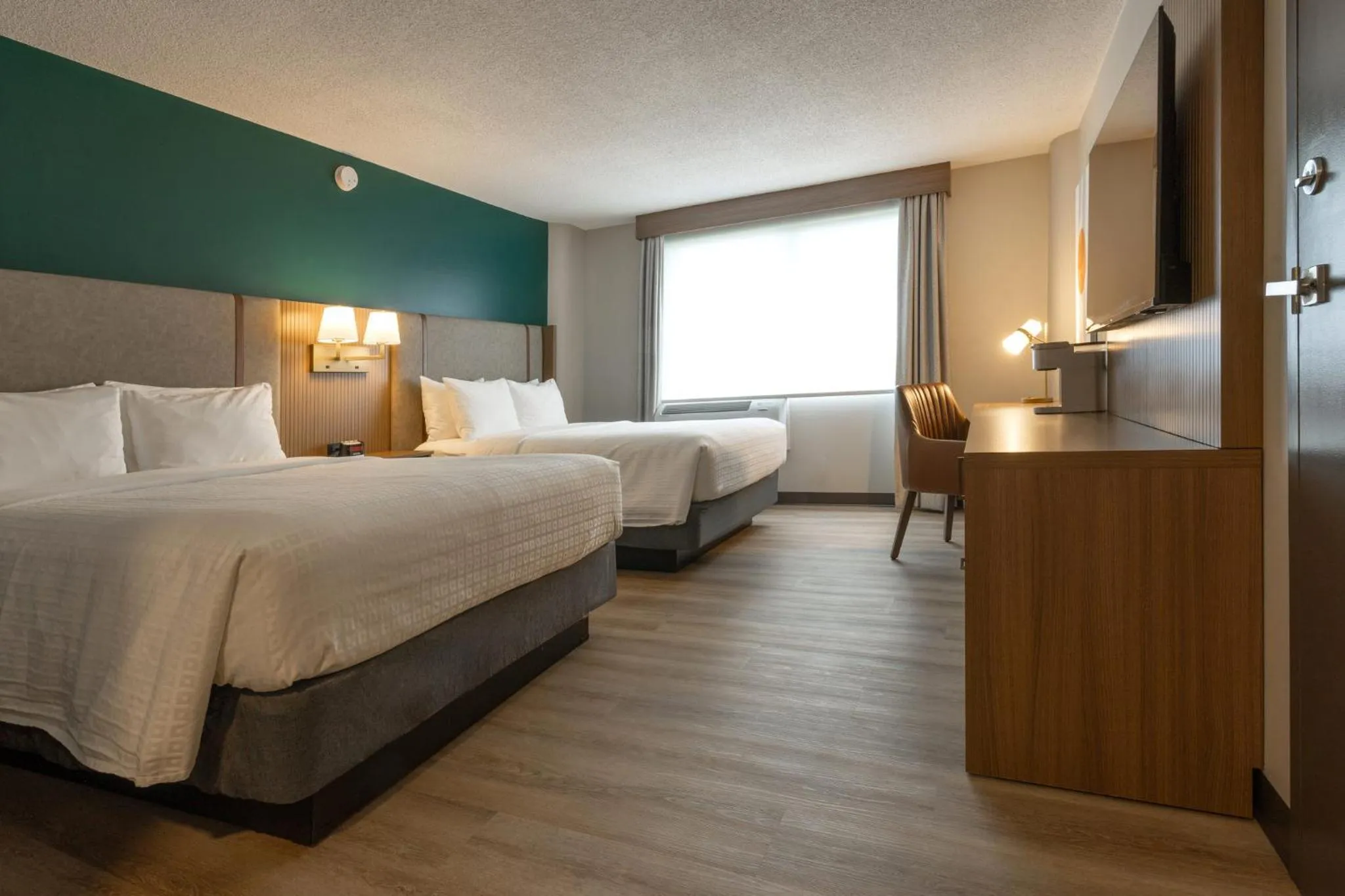 Photo of the whole room, Bed in Holiday Inn St-Jean-sur-Richelieu Congrès by IHG