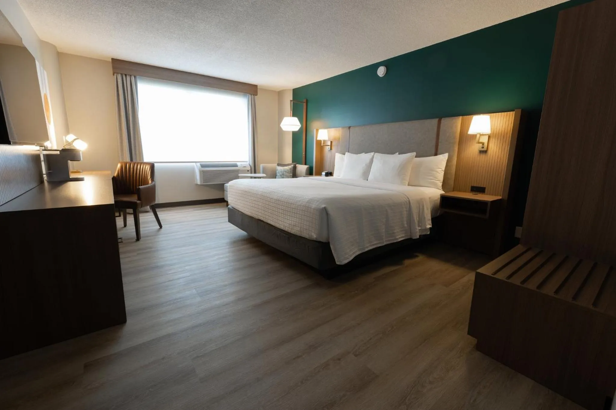 Photo of the whole room, Bed in Holiday Inn St-Jean-sur-Richelieu Congrès by IHG