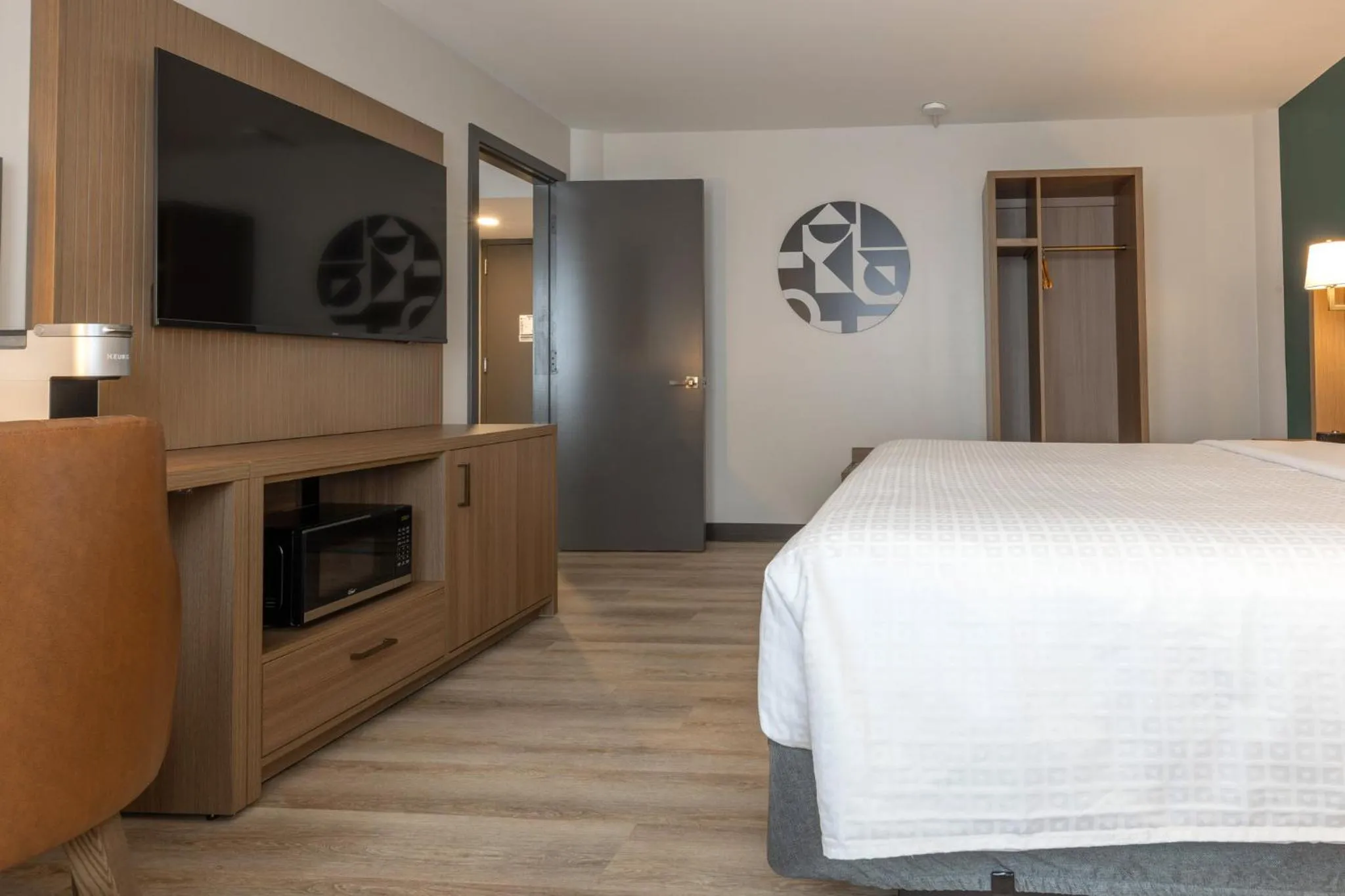 Photo of the whole room, Bed in Holiday Inn St-Jean-sur-Richelieu Congrès by IHG