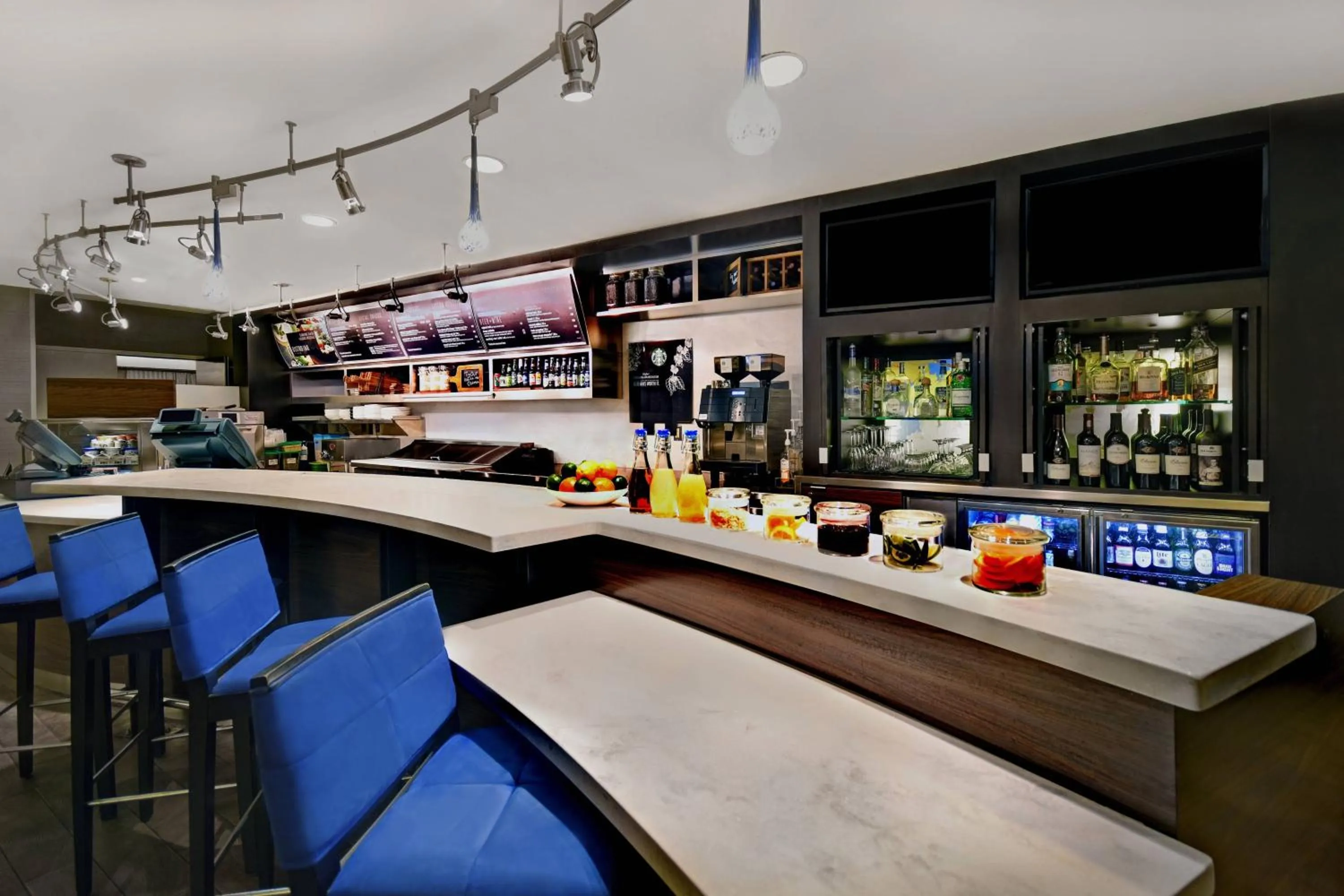 Lounge or bar in Courtyard Republic Airport Long Island/Farmingdale