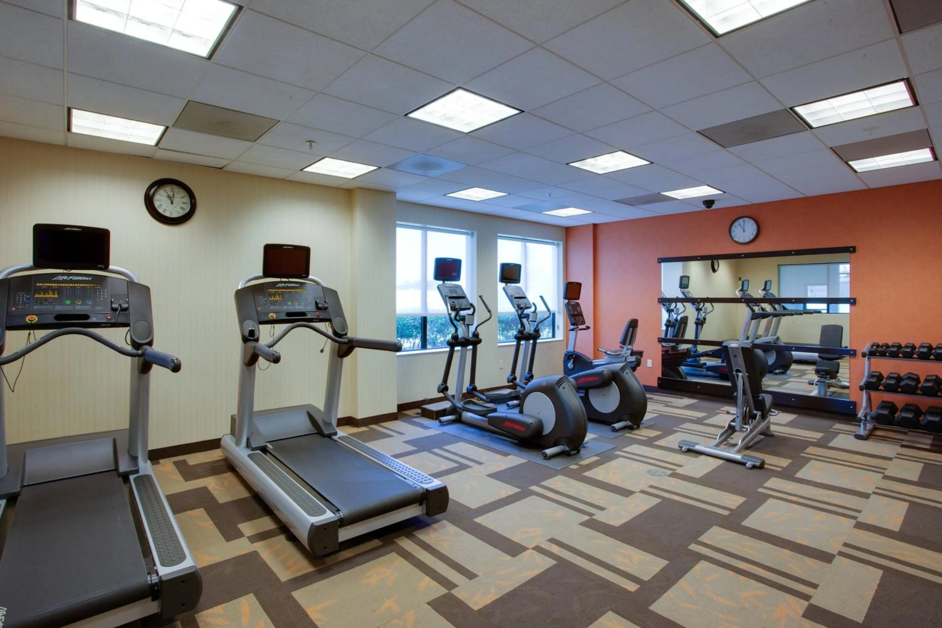 Fitness centre/facilities in Courtyard Republic Airport Long Island/Farmingdale