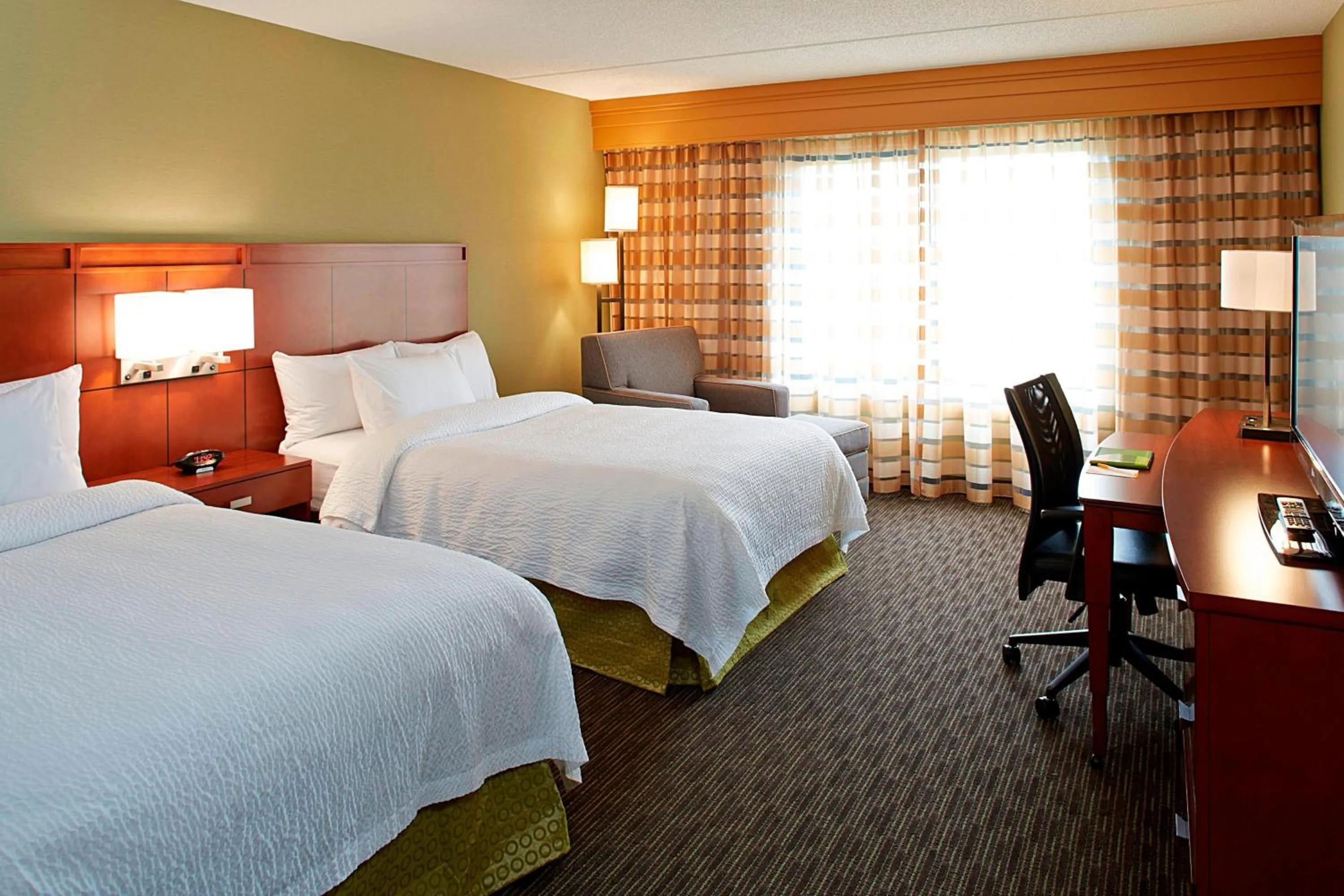 Photo of the whole room, Bed in Courtyard by Marriott Ithaca Airport/University