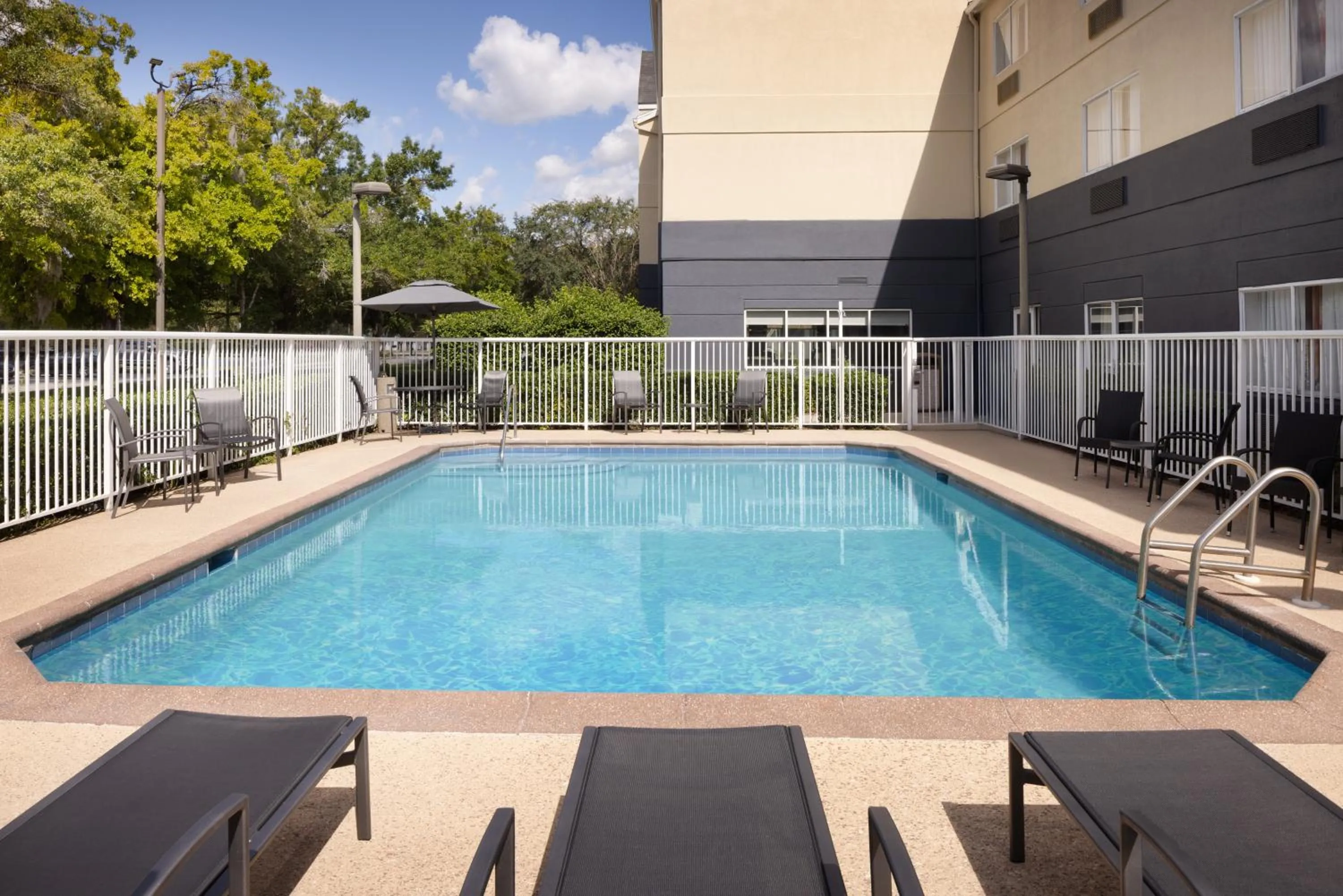 Swimming pool in Fairfield Inn & Suites Jacksonville Airport