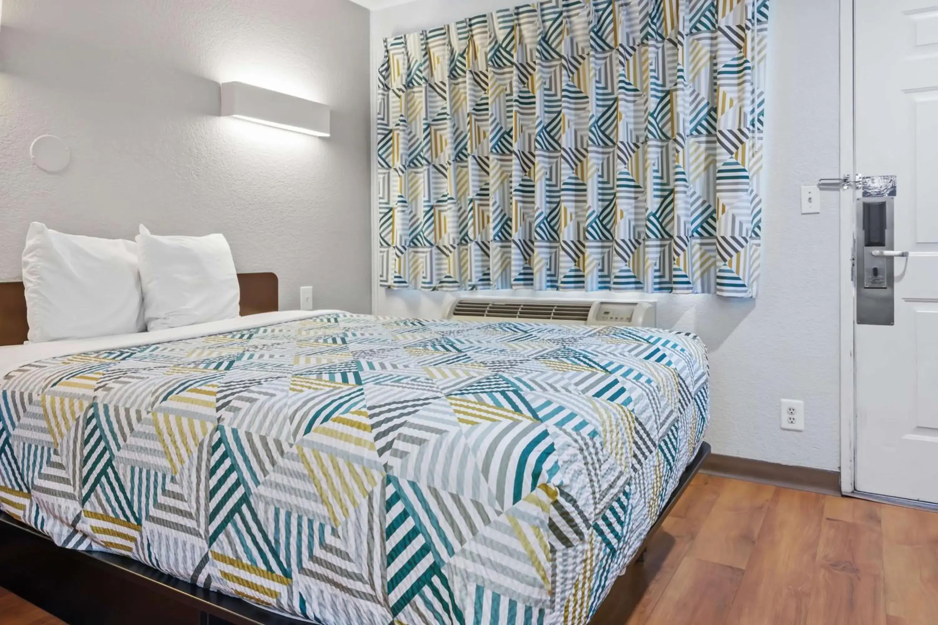 Bedroom, Bed in Motel 6-Ventura, CA - Beach Bedroom, Bed in Motel 6-Ventura, CA - Beach