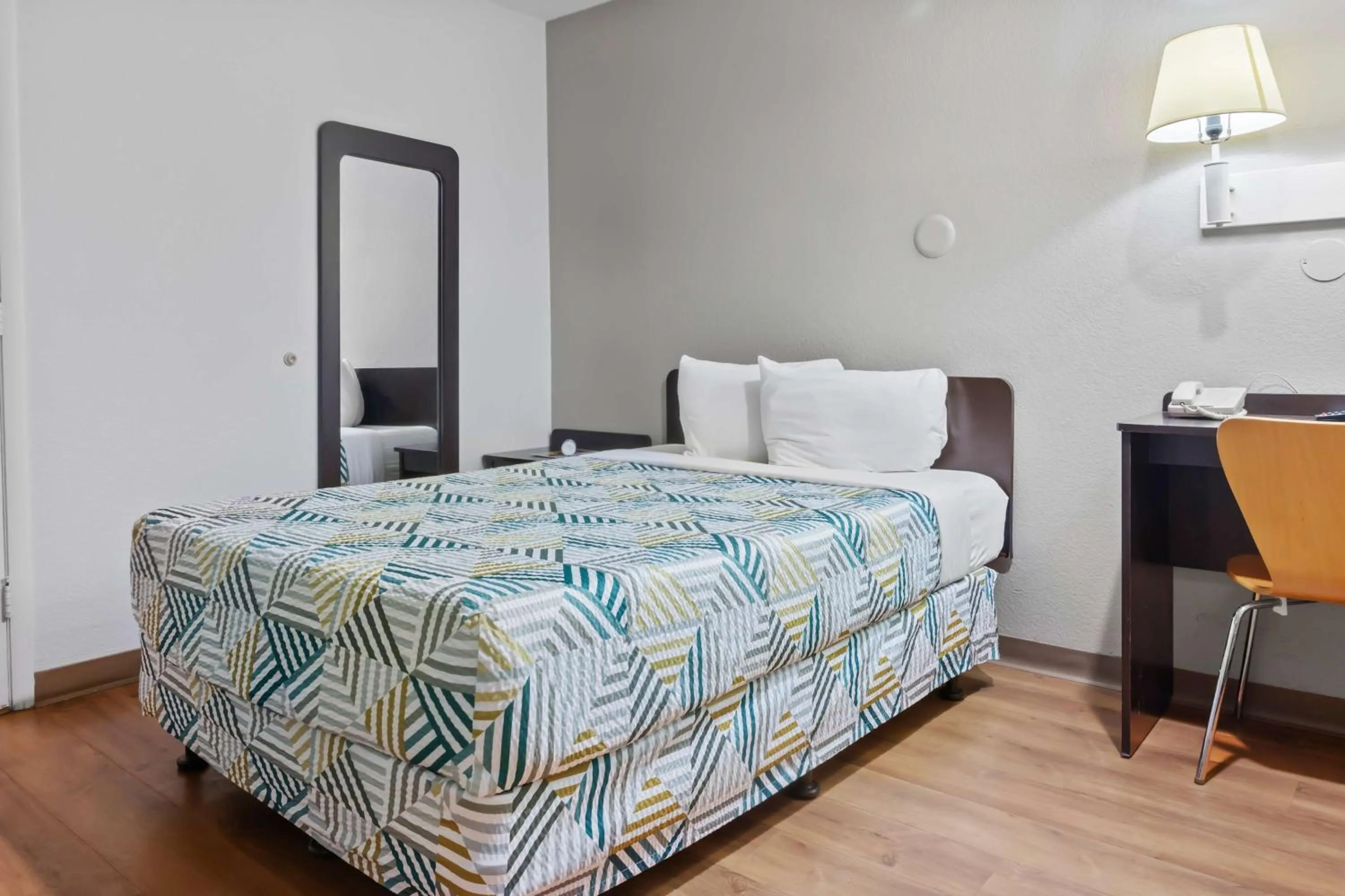 Bedroom, Bed in Motel 6-Ventura, CA - Beach