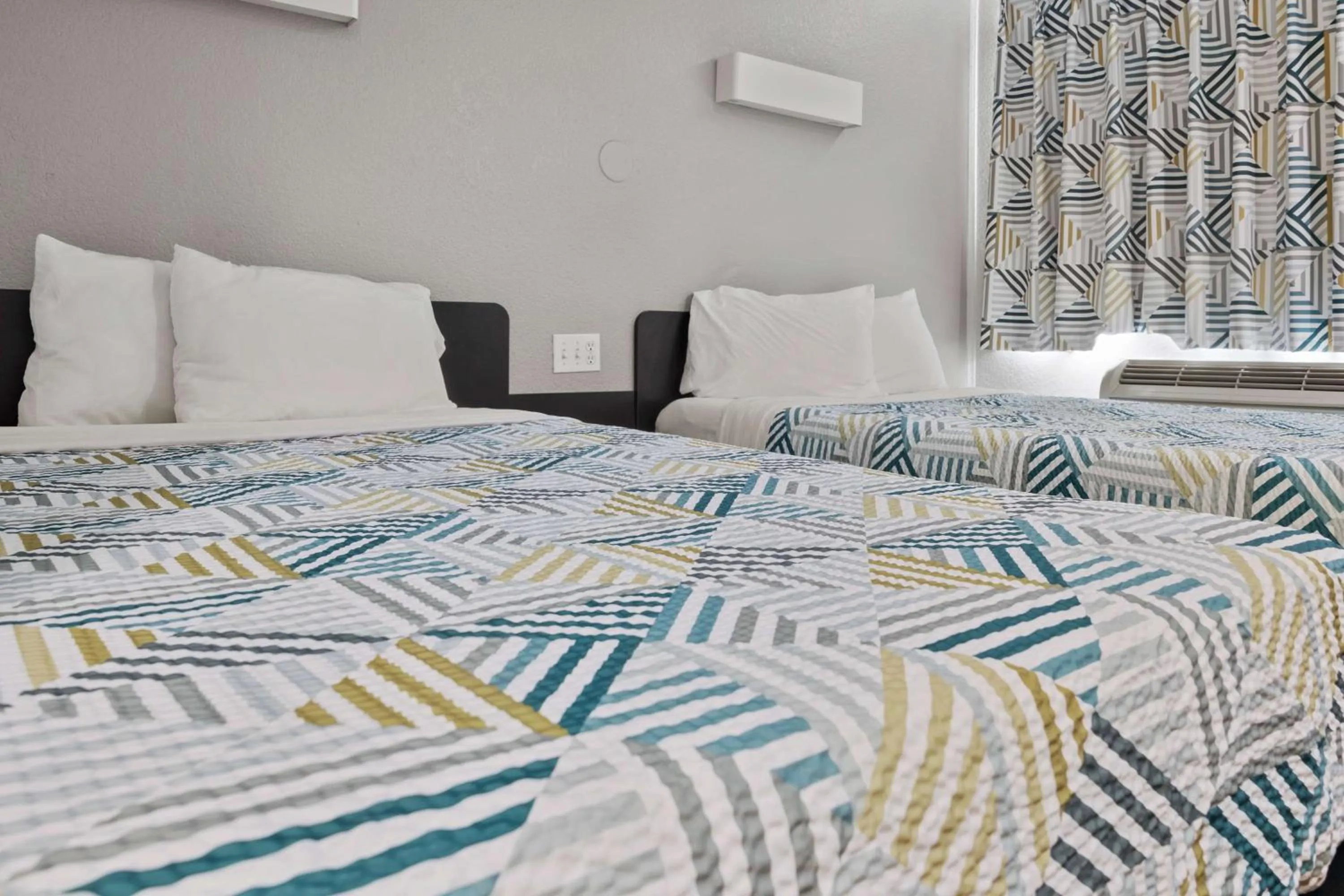 Bedroom, Bed in Motel 6-Ventura, CA - Beach