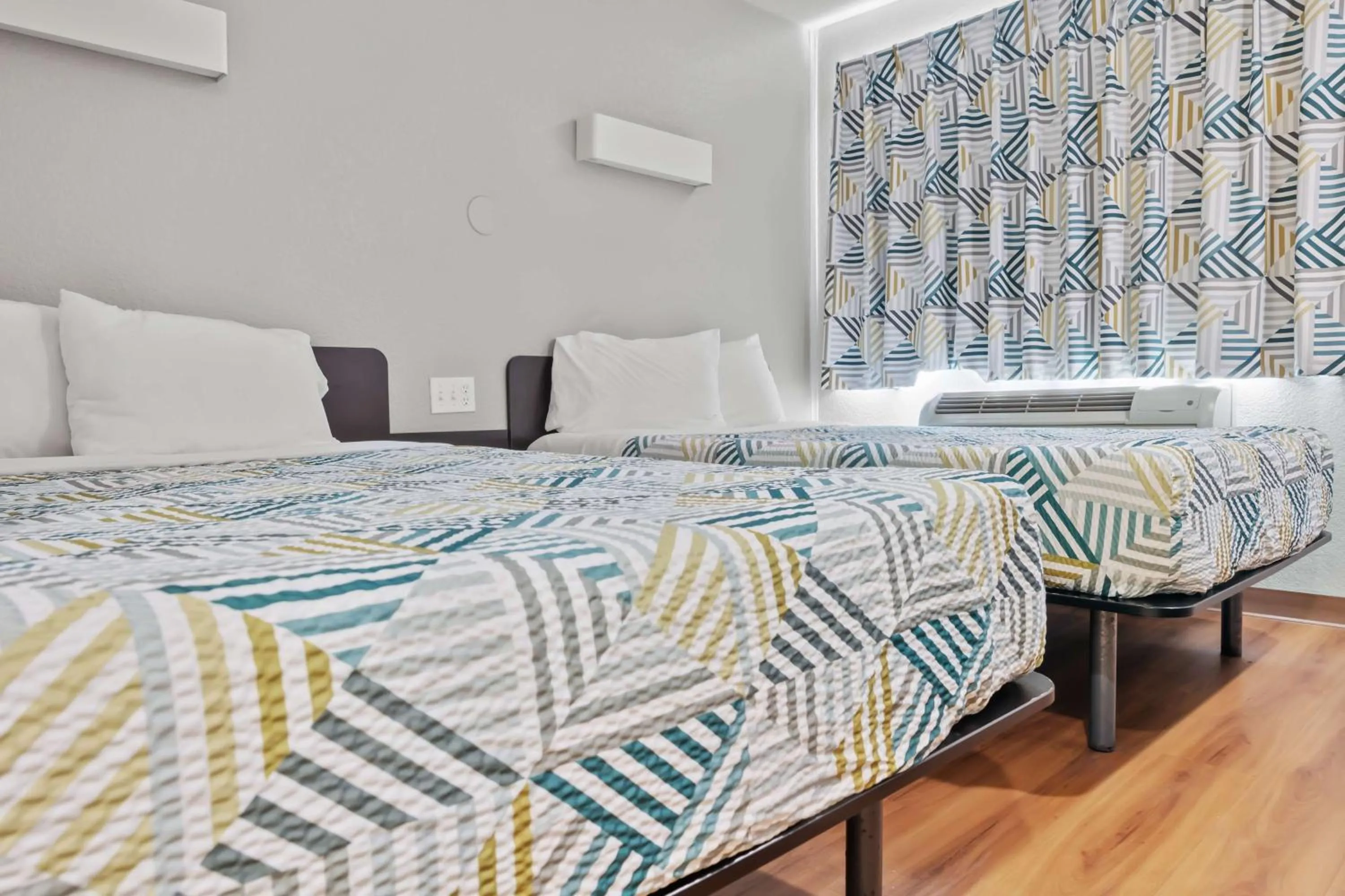 Bedroom, Bed in Motel 6-Ventura, CA - Beach