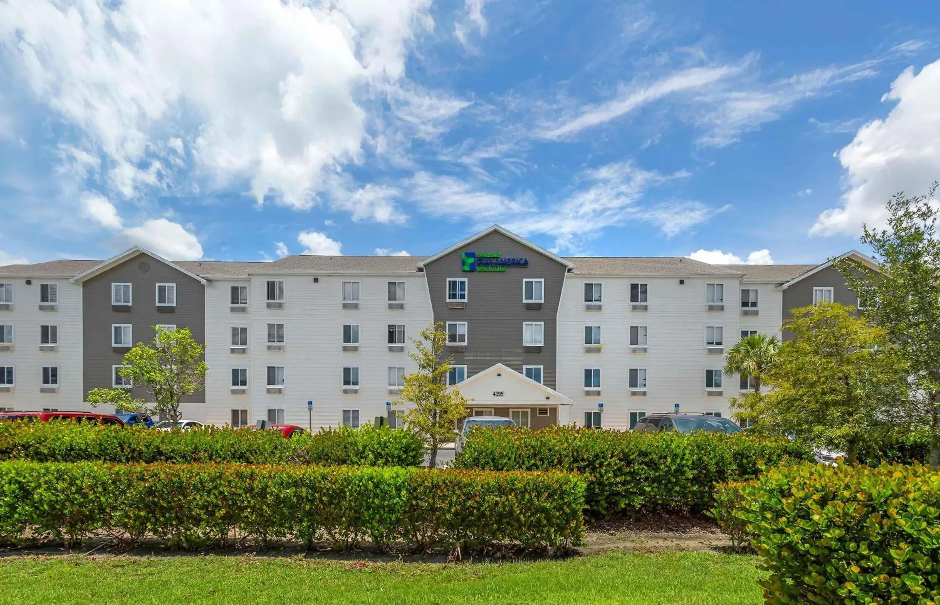 Property building in Extended Stay America Select Suites - Fort Myers Property building in Extended Stay America Select Suites - Fort Myers