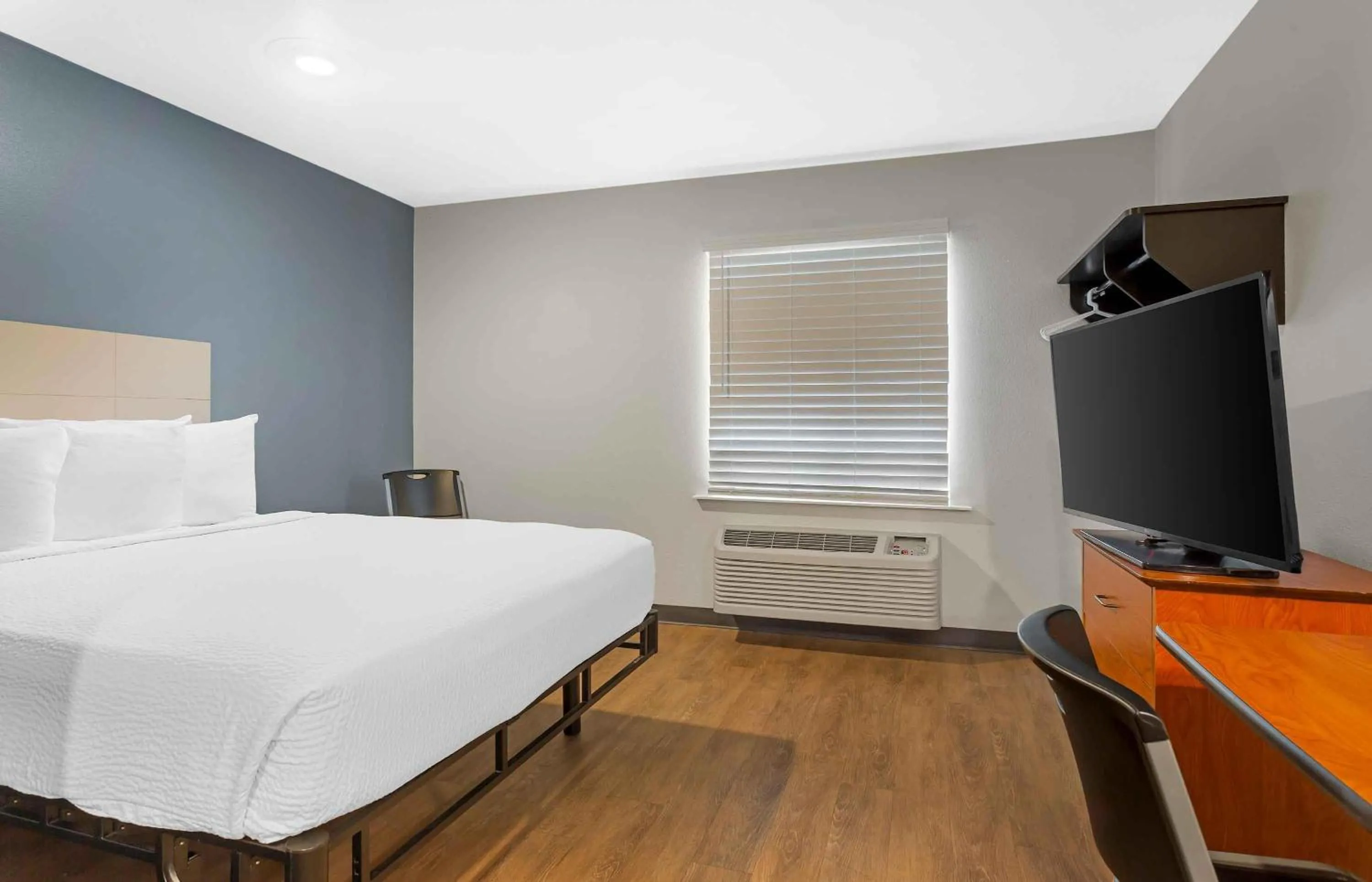 Bedroom, Bed in Extended Stay America Select Suites - Fort Myers