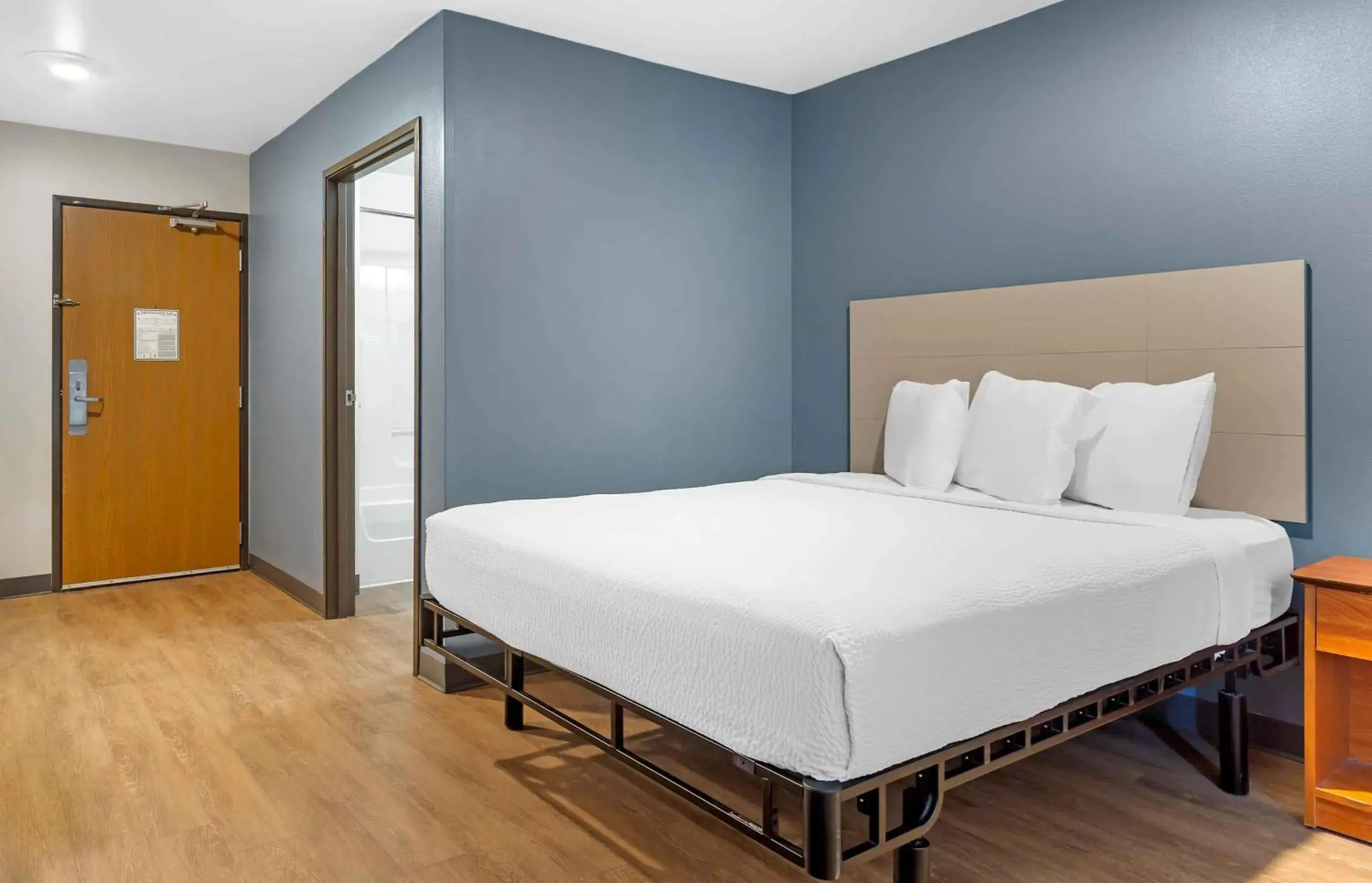 Bedroom, Bed in Extended Stay America Select Suites - Fort Myers Bedroom, Bed in Extended Stay America Select Suites - Fort Myers