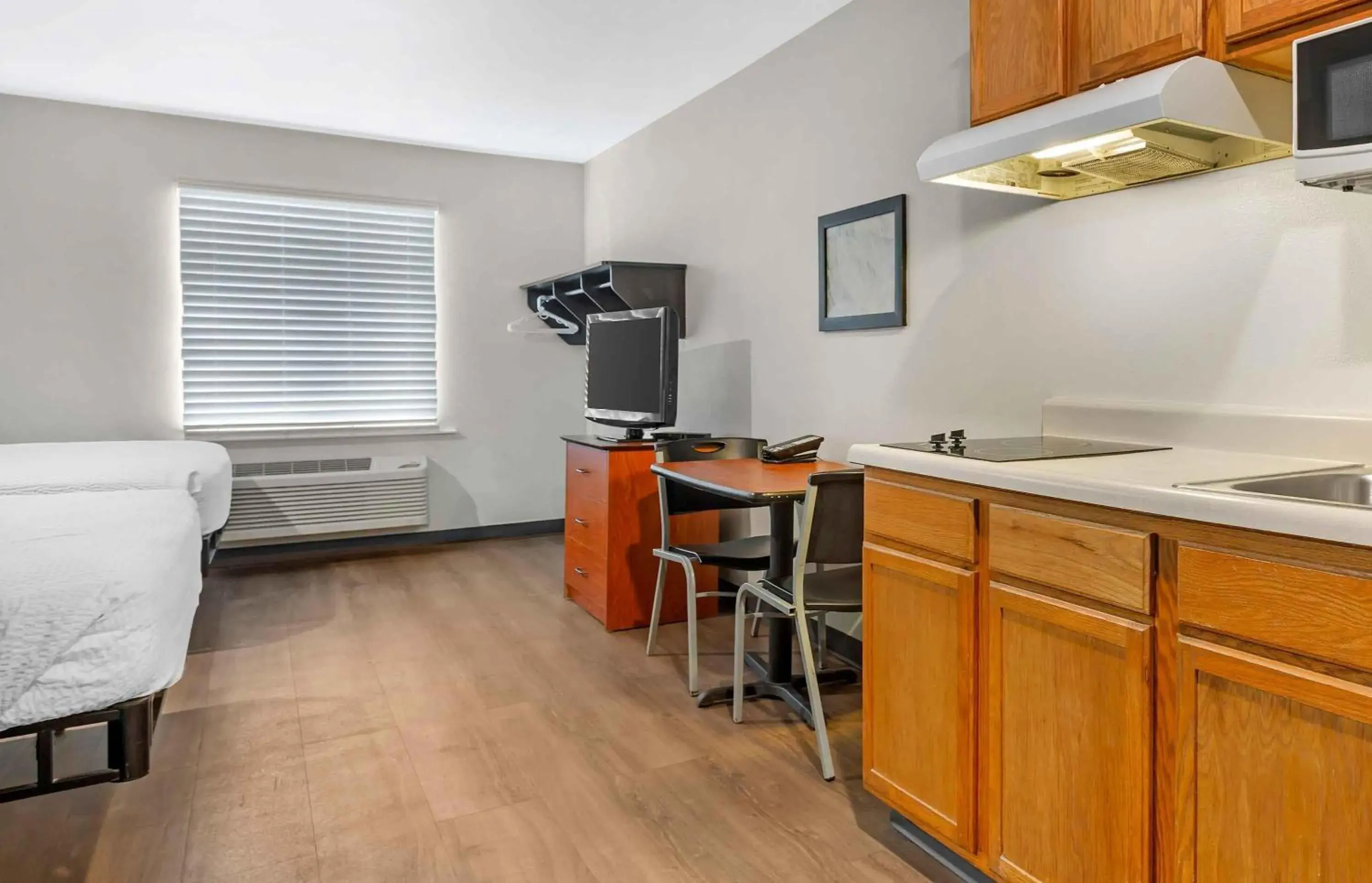 Bedroom, Bed in Extended Stay America Select Suites - Fort Myers Bedroom, Bed in Extended Stay America Select Suites - Fort Myers