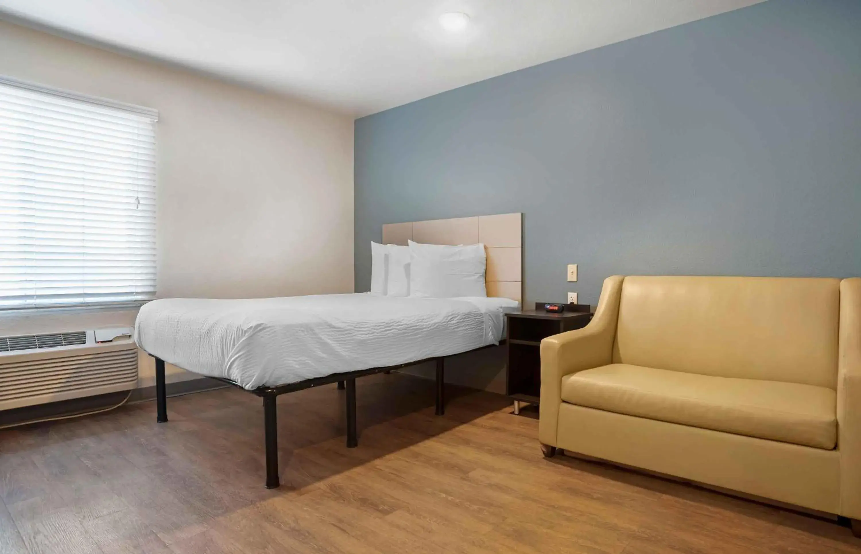 Bedroom, Bed in Extended Stay America Select Suites - Fort Myers Bedroom, Bed in Extended Stay America Select Suites - Fort Myers