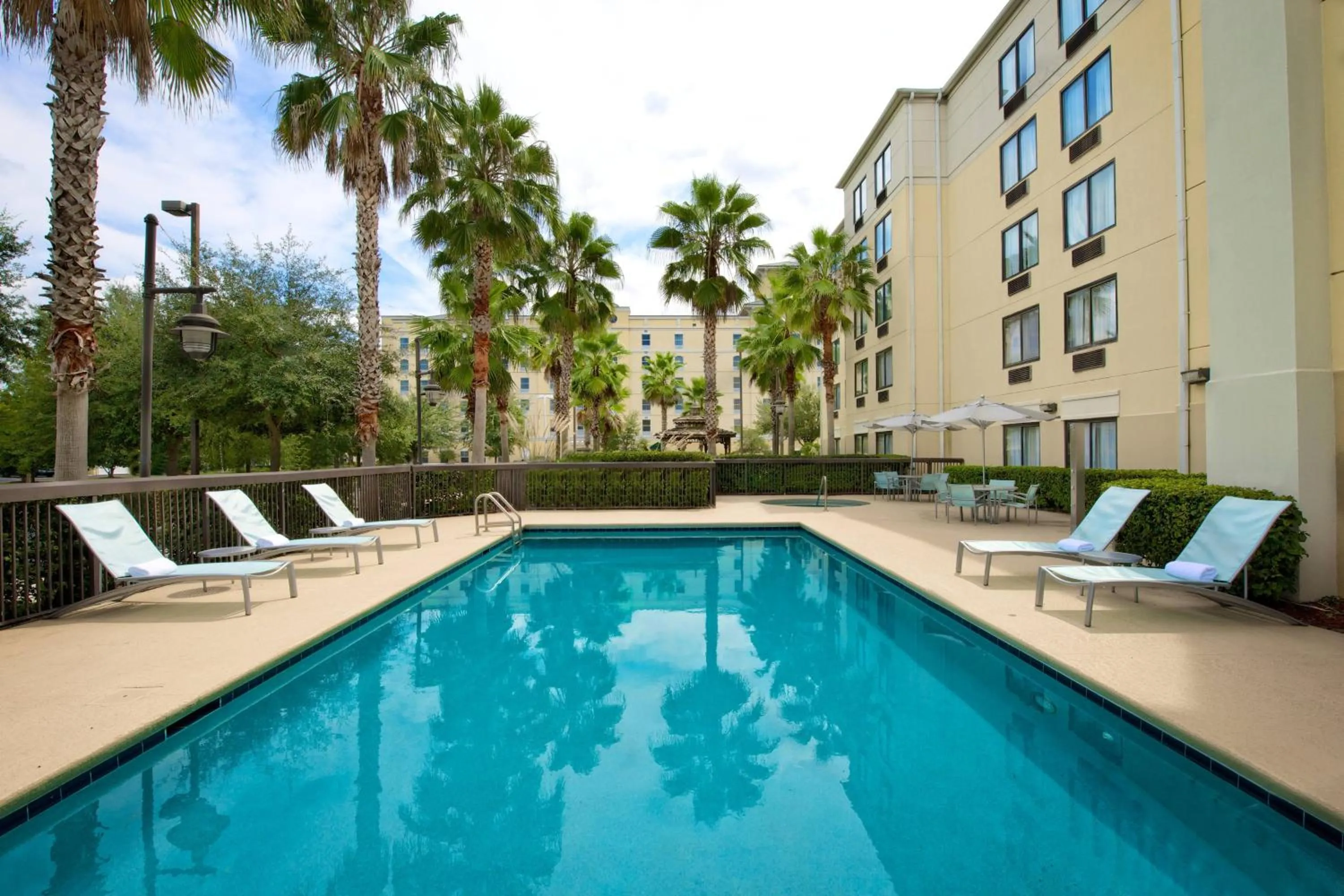 Swimming pool in Springhill Suites Jacksonville