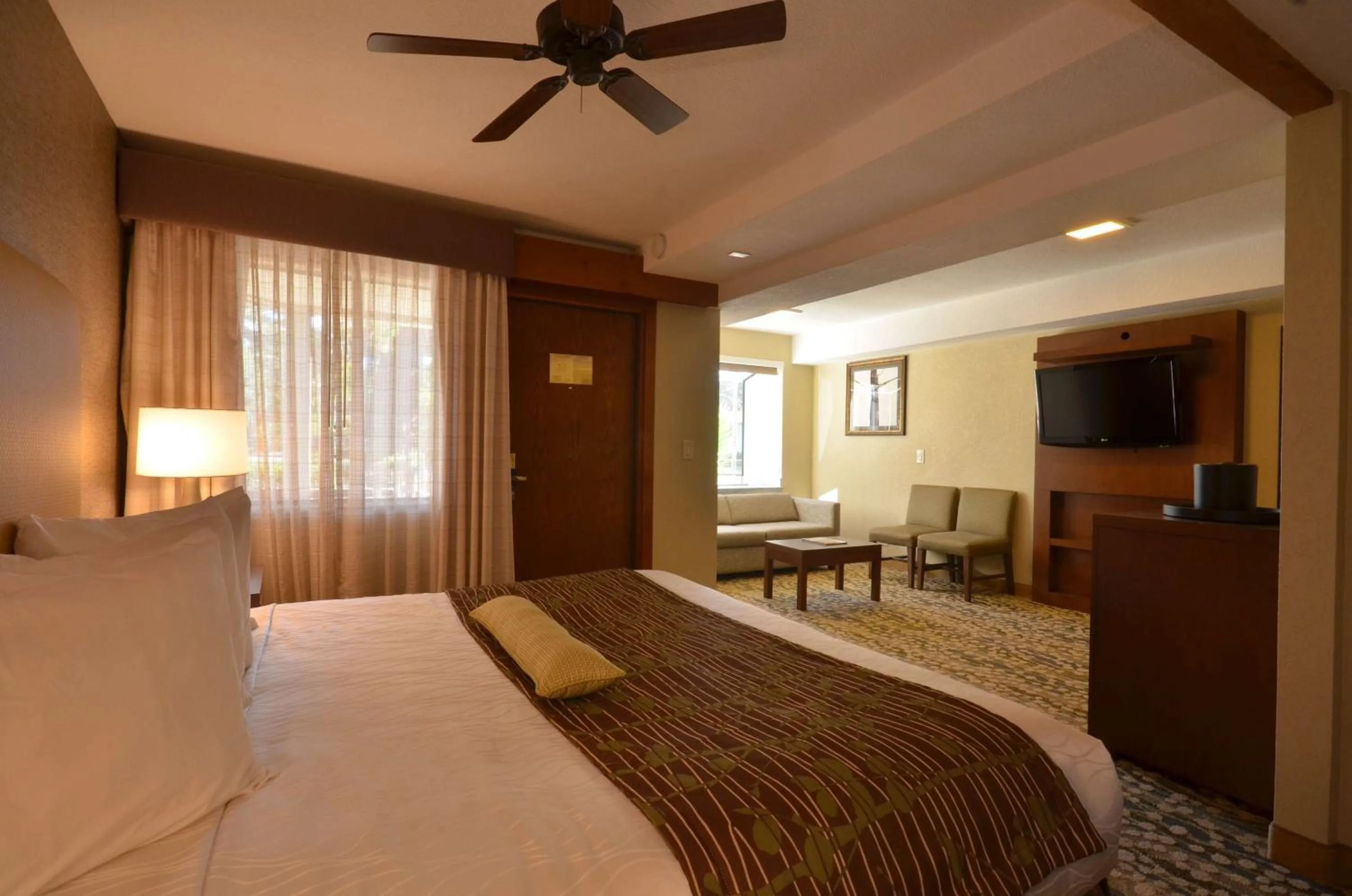 Living room, Bed in Best Western The Inn & Suites Pacific Grove