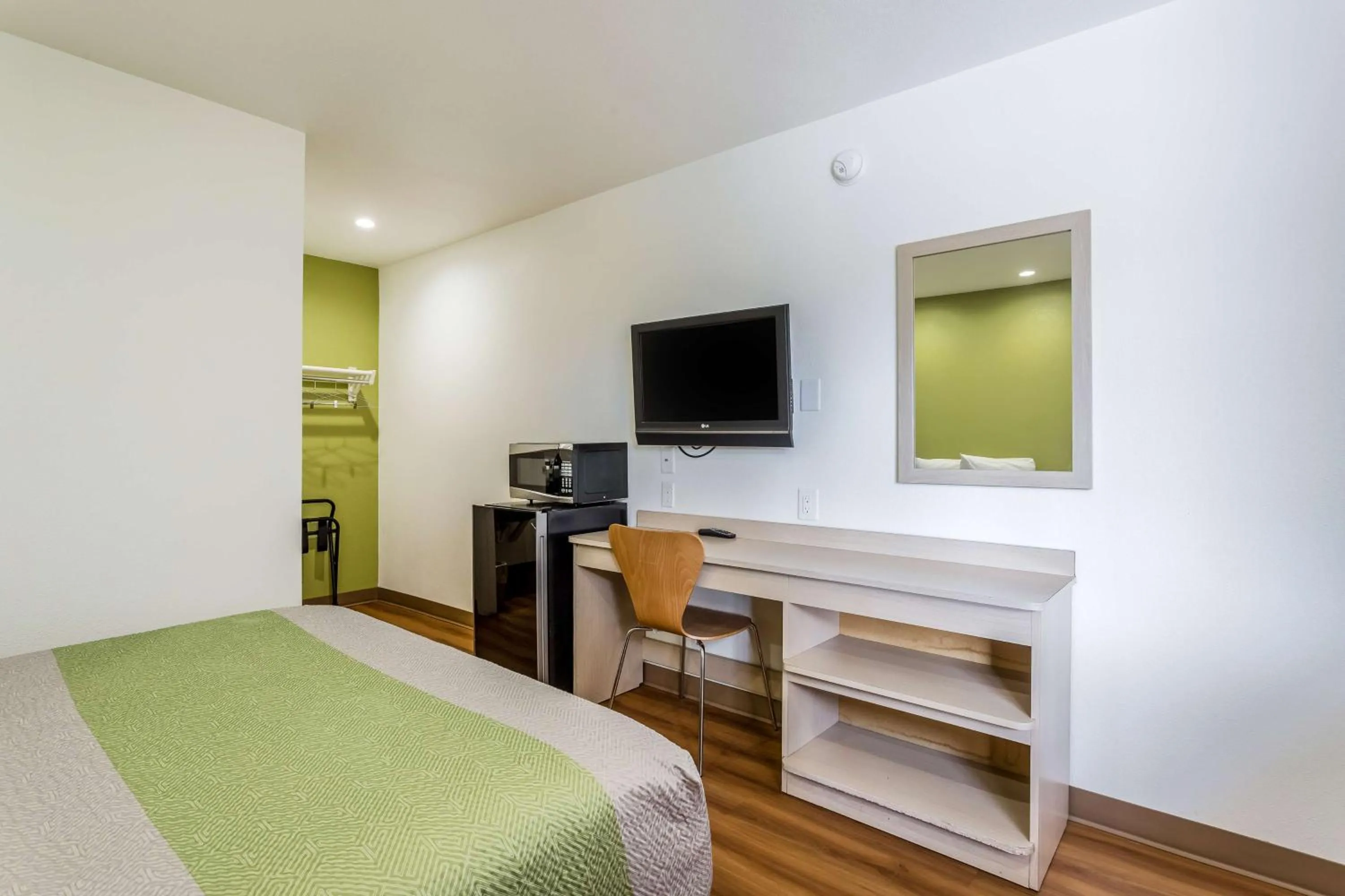 TV and multimedia, Bed in Motel 6-Needles, CA