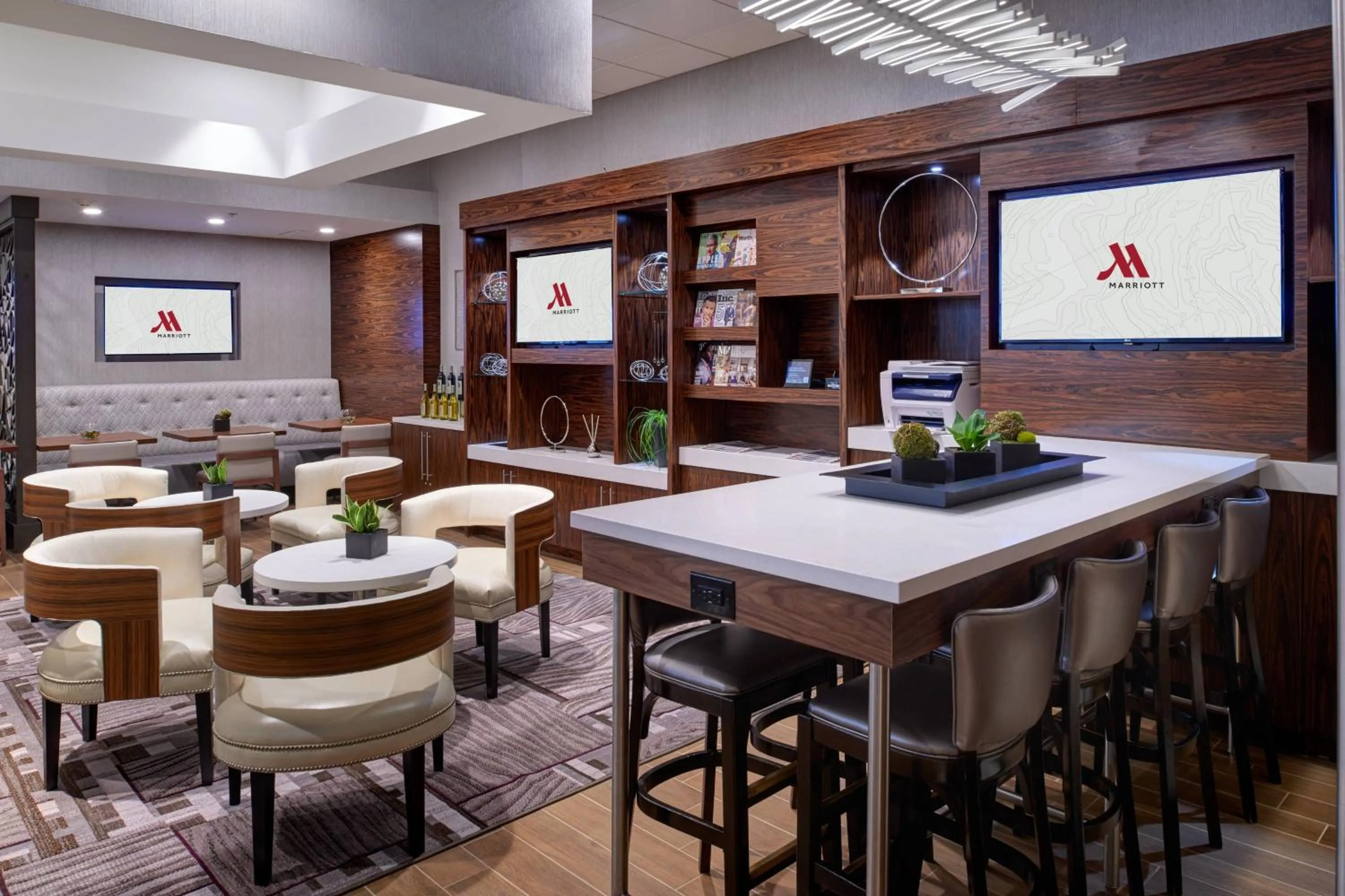 Lounge or bar in Marriott East Lansing at University Place