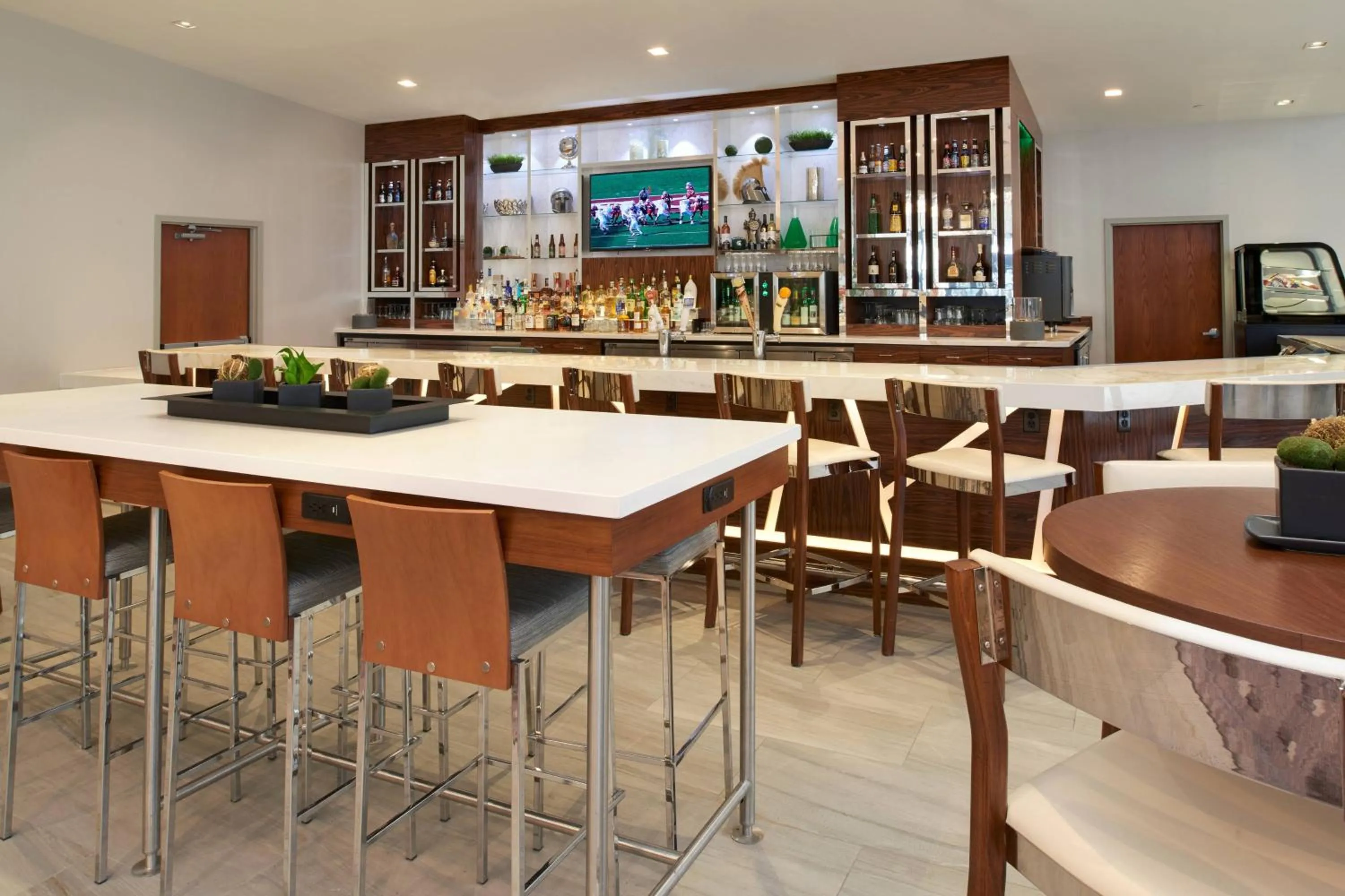 Lounge or bar in Marriott East Lansing at University Place