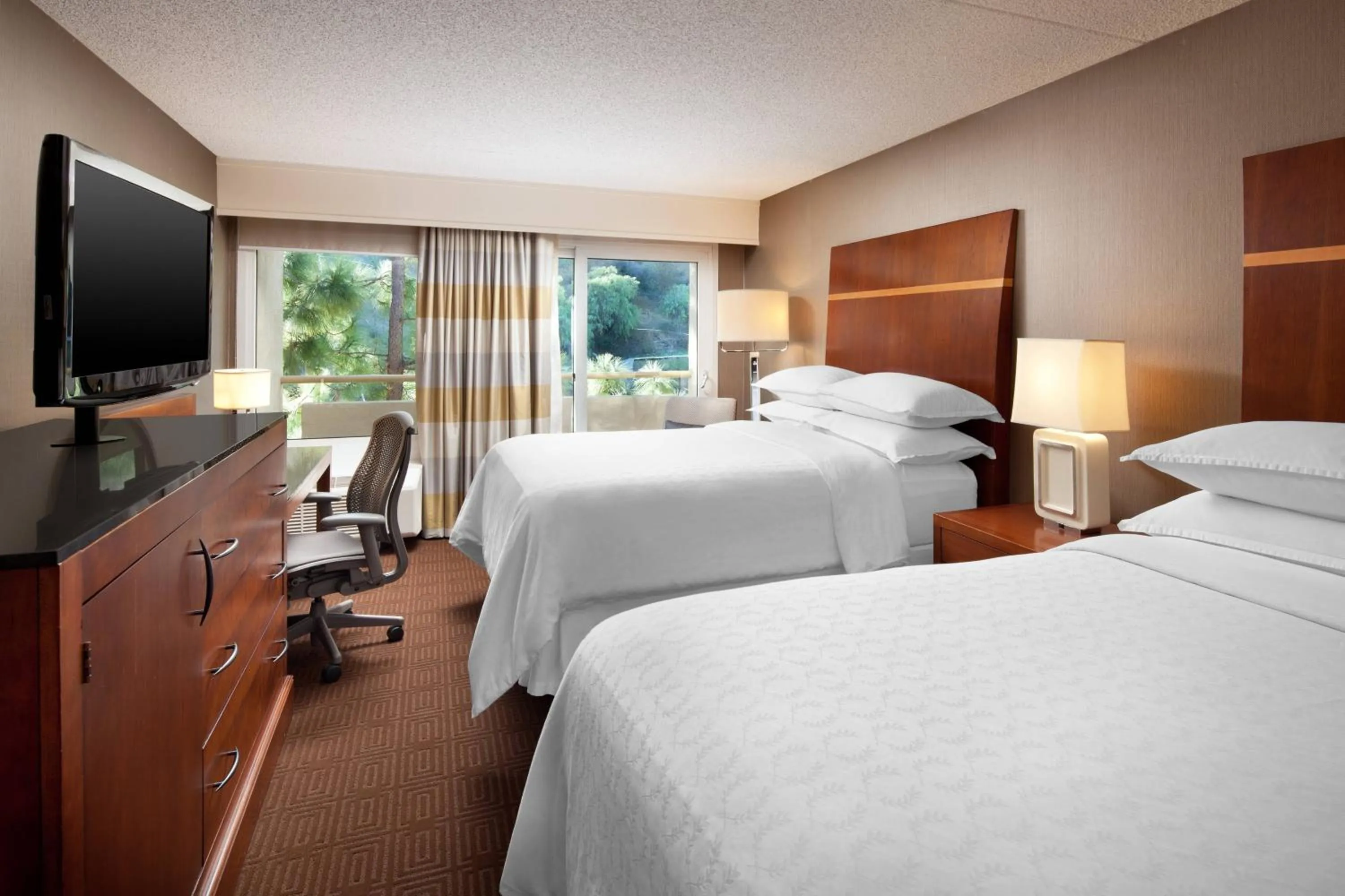 Photo of the whole room, Bed in Sheraton Agoura Hills Hotel