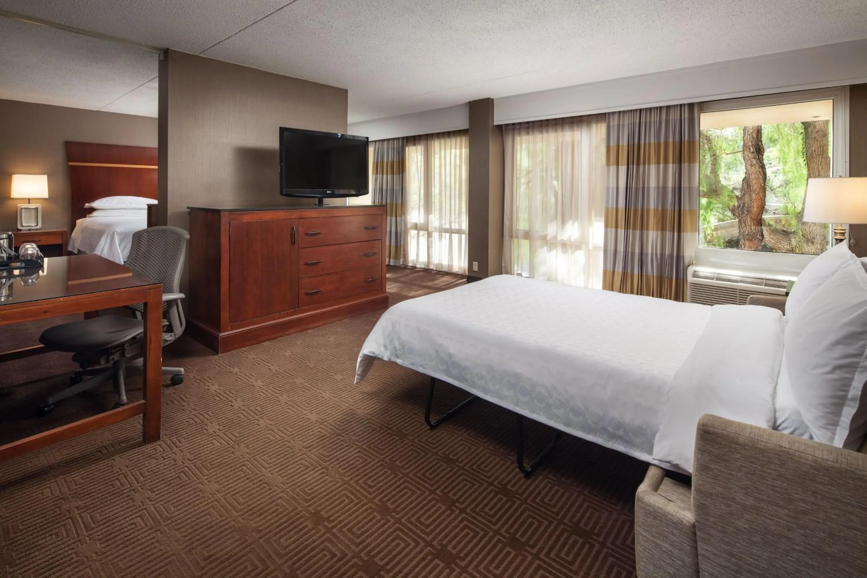Photo of the whole room, Bed in Sheraton Agoura Hills Hotel