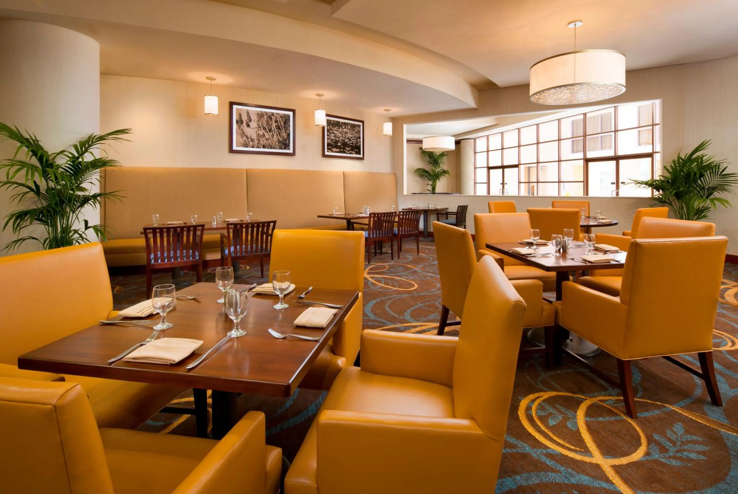 Restaurant/places to eat in Sheraton Agoura Hills Hotel