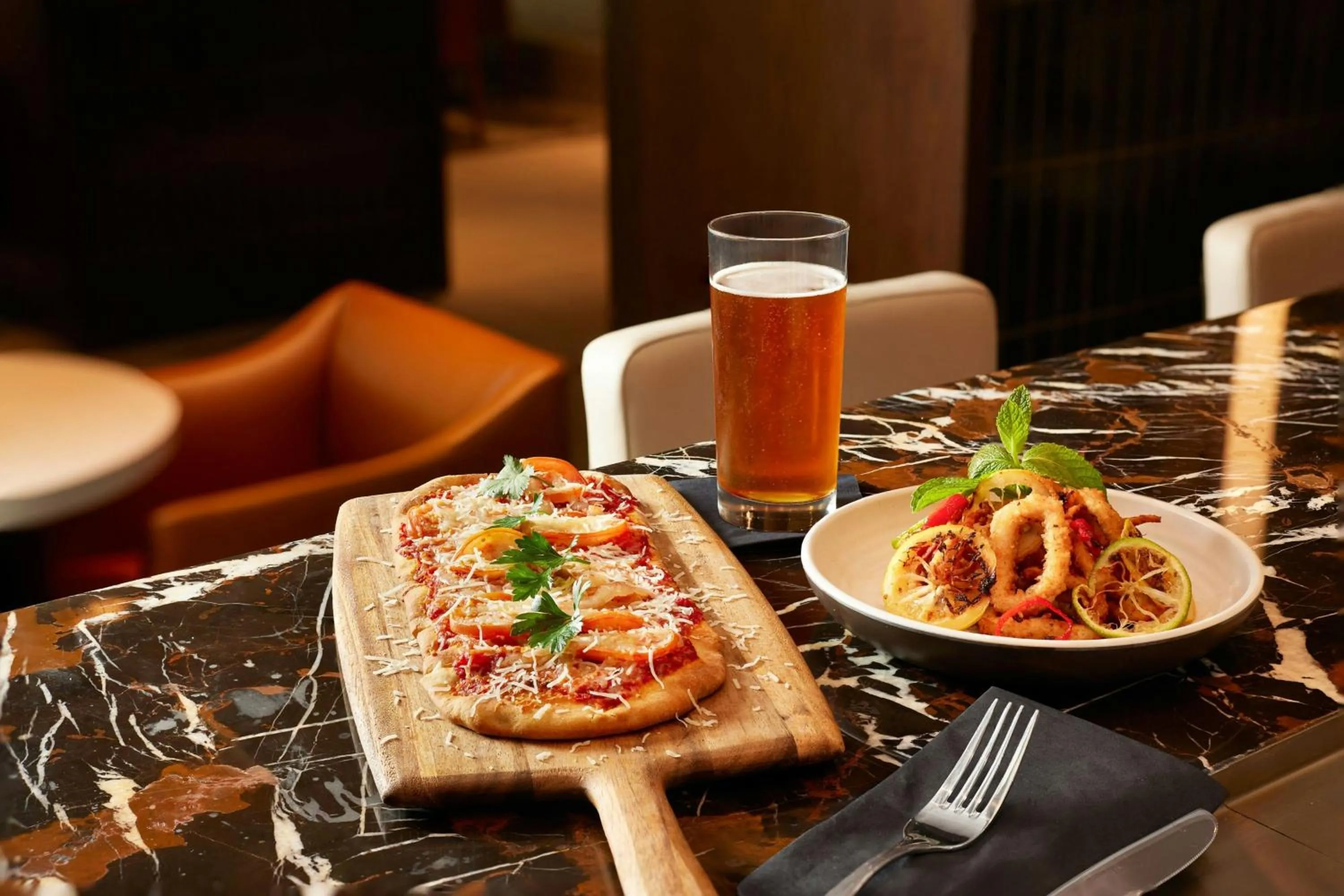 Lounge or bar in Courtyard by Marriott Los Angeles Pasadena Old Town