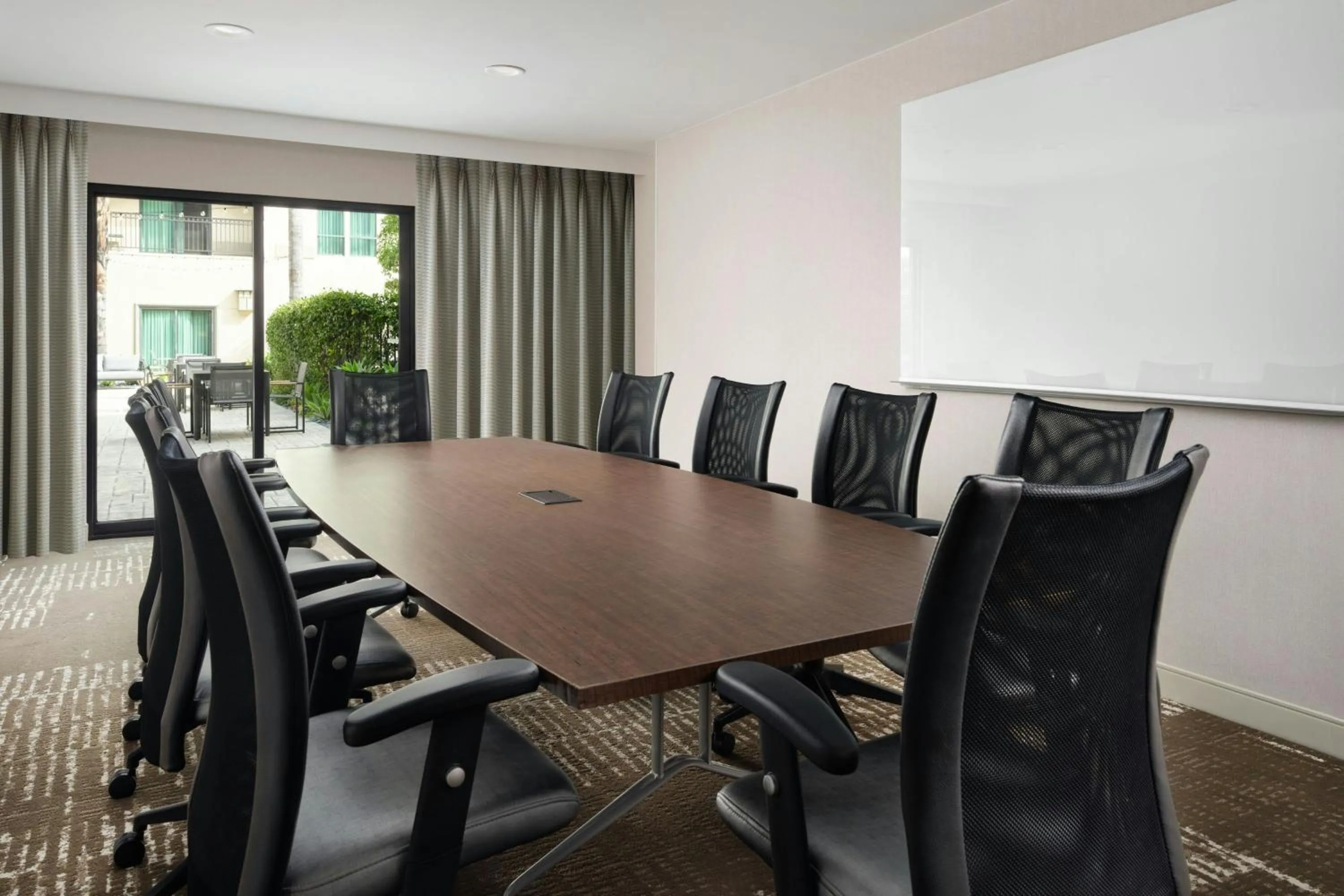 Meeting/conference room in Courtyard by Marriott Los Angeles Pasadena Old Town