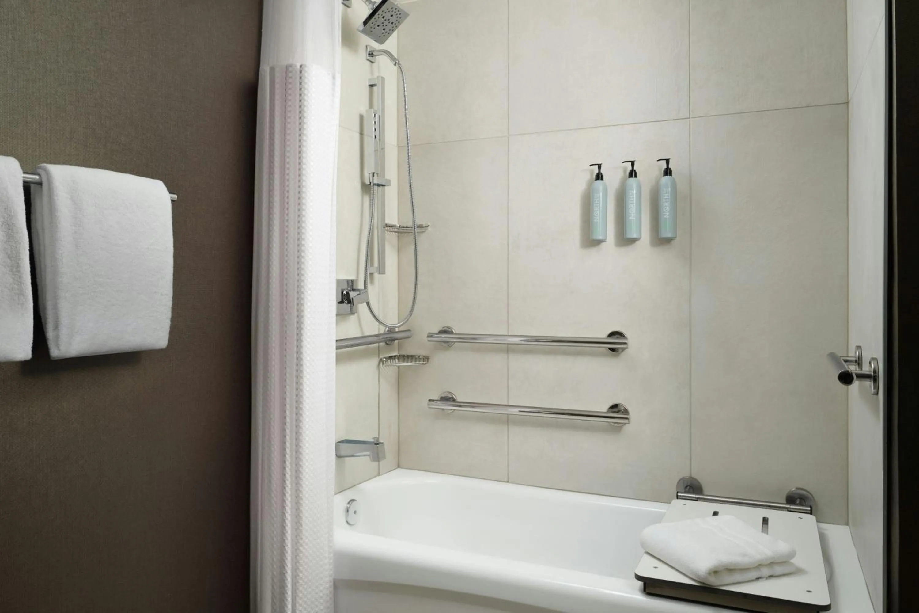 Bathroom in Courtyard by Marriott Los Angeles Pasadena Old Town