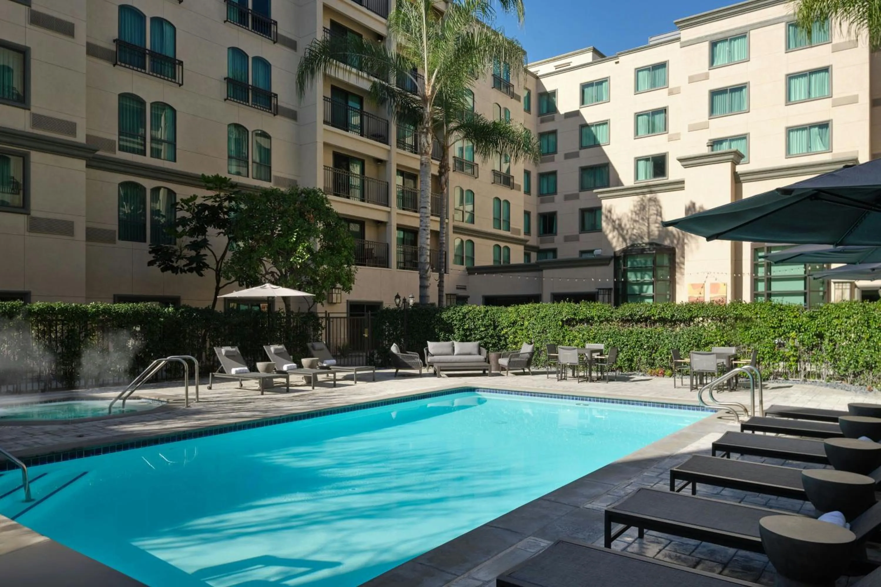 Swimming pool in Courtyard by Marriott Los Angeles Pasadena Old Town