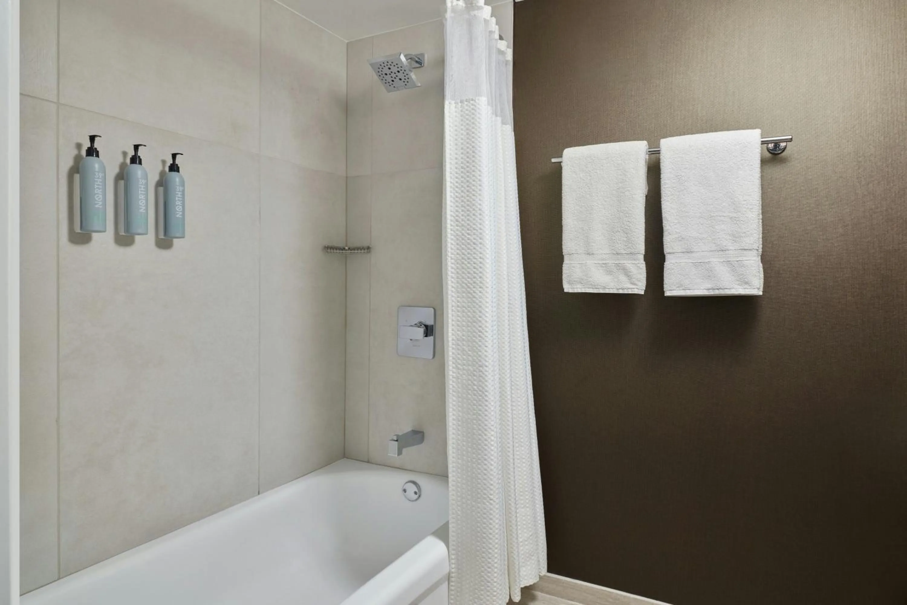 Bathroom in Courtyard by Marriott Los Angeles Pasadena Old Town