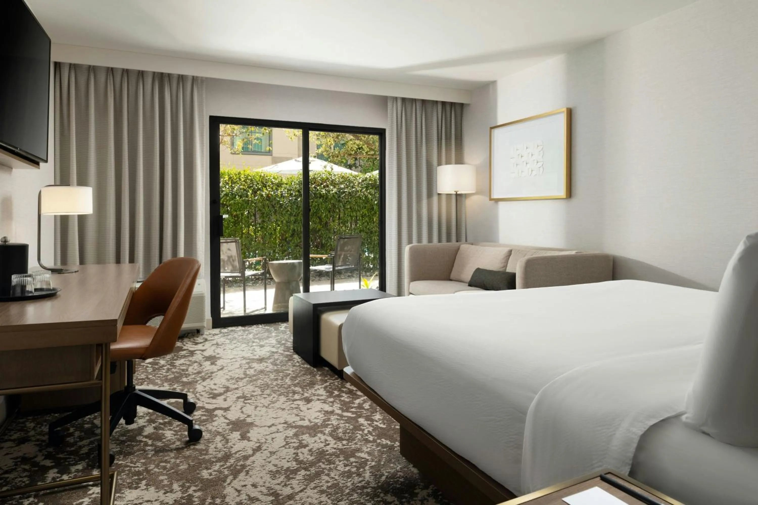Photo of the whole room, Bed in Courtyard by Marriott Los Angeles Pasadena Old Town