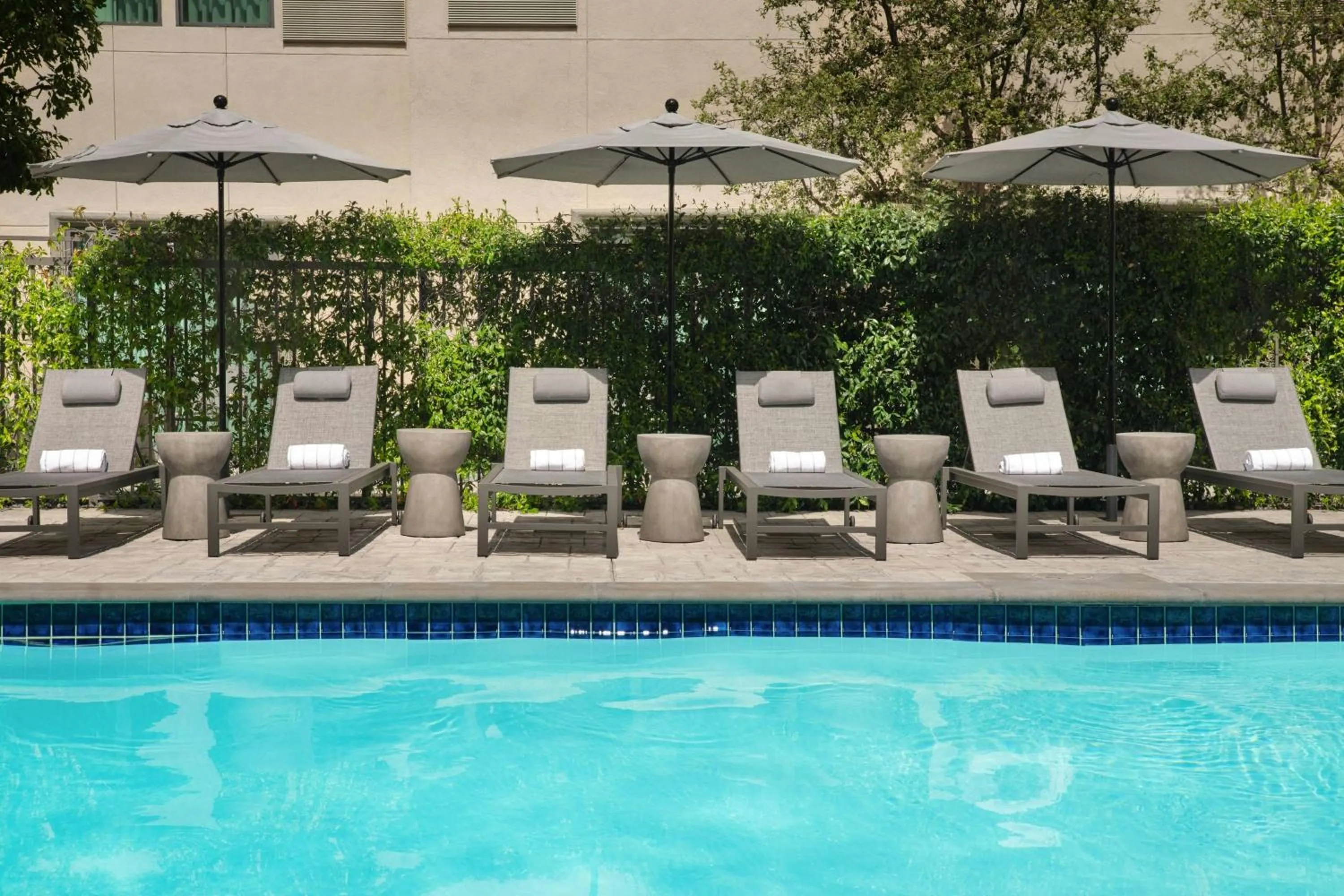 Swimming pool in Courtyard by Marriott Los Angeles Pasadena Old Town