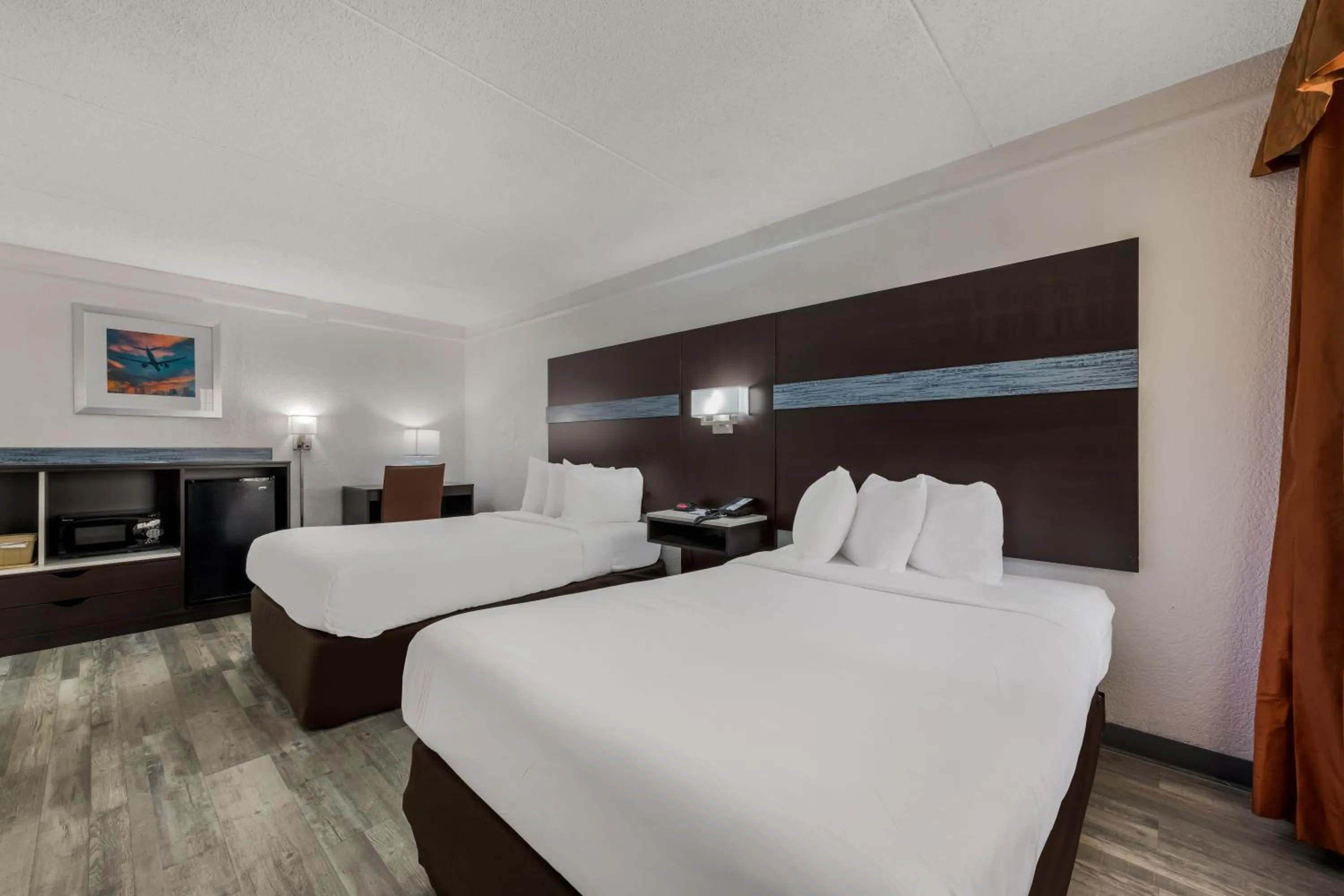 Photo of the whole room, Bed in Quality Inn & Suites Airport