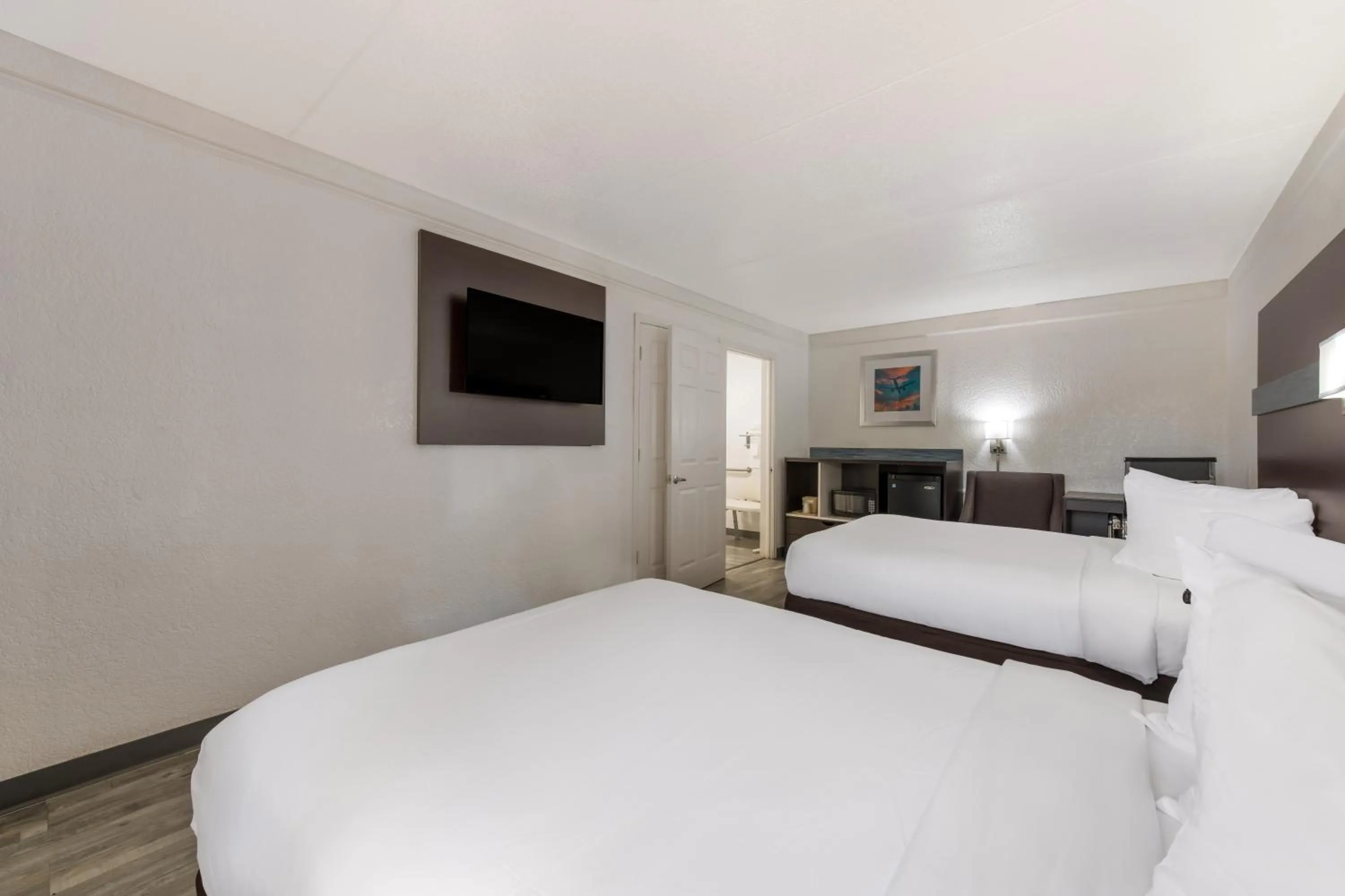 Photo of the whole room, Bed in Quality Inn & Suites Airport