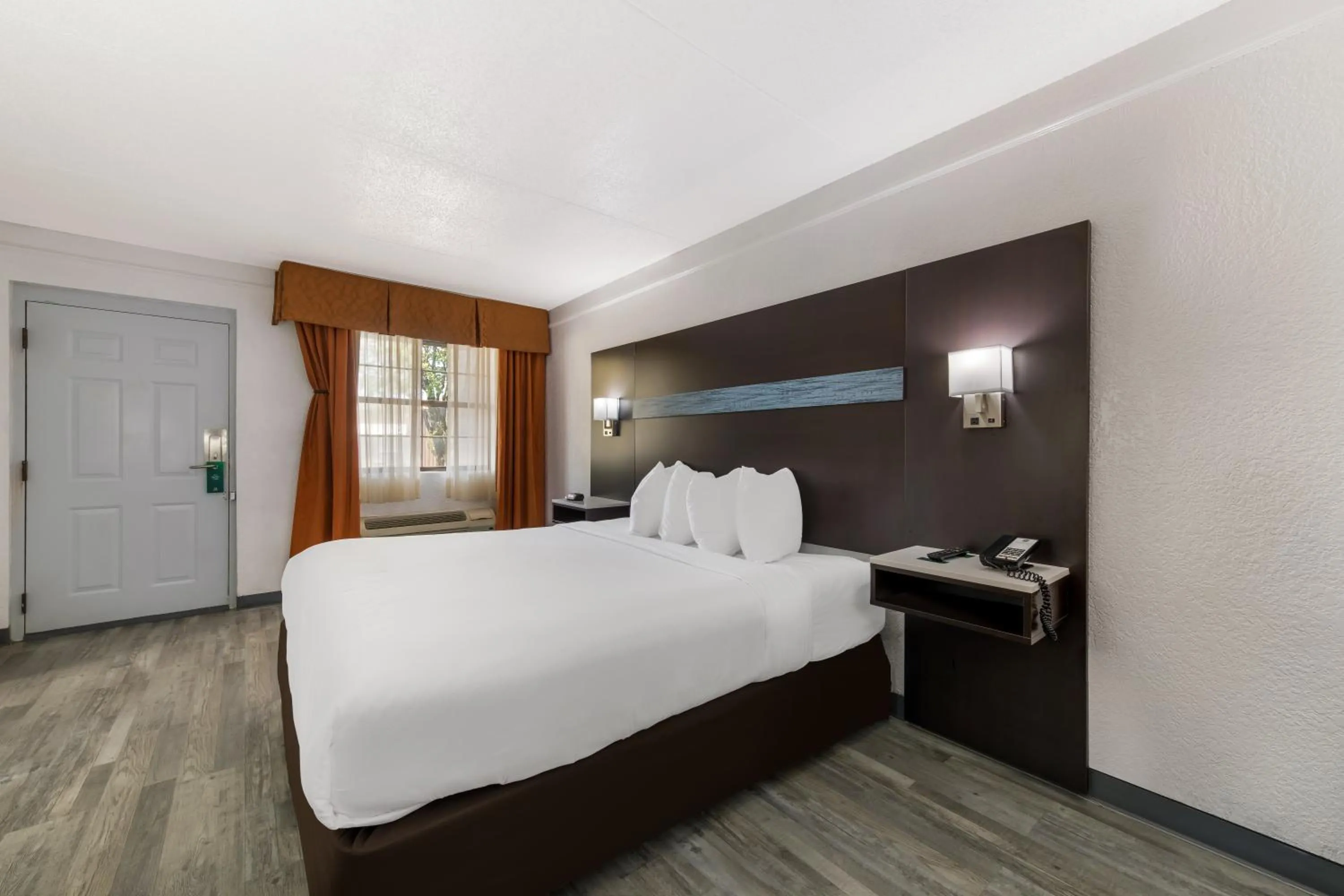 Bedroom, Bed in Quality Inn & Suites Airport