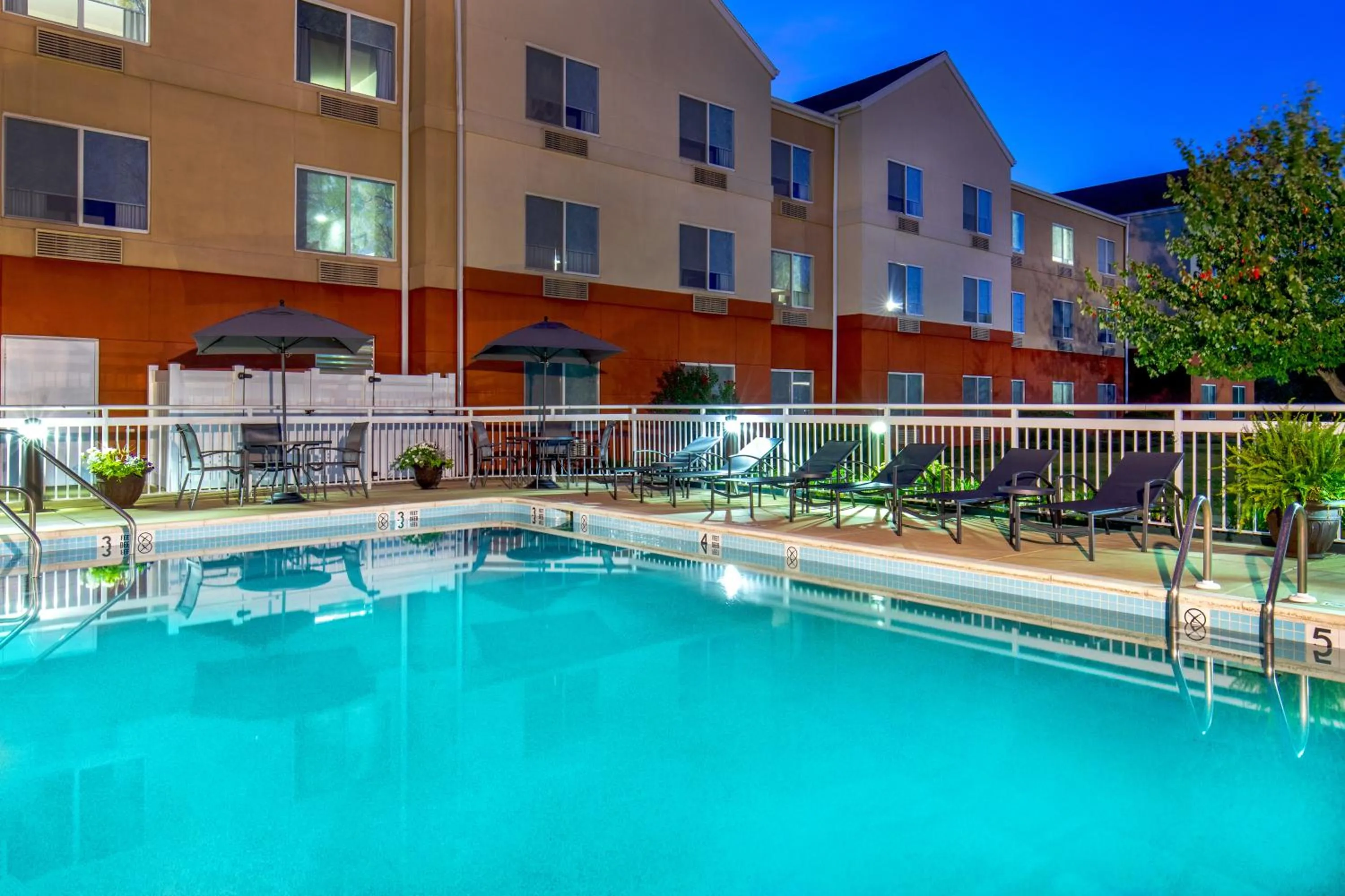 Swimming pool in Fairfield Inn & Suites Lancaster