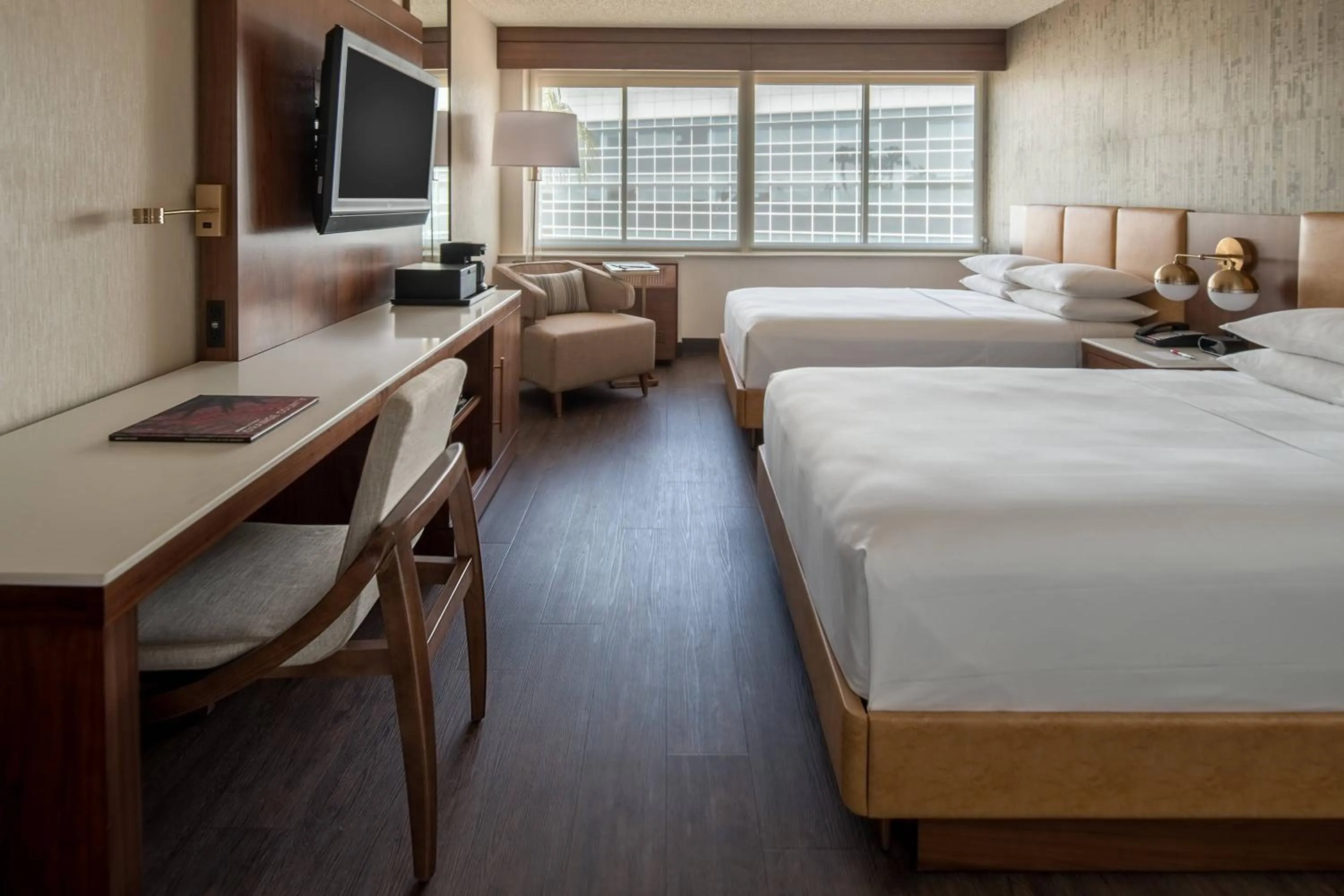 Photo of the whole room, Bed in Fullerton Marriott at California State University